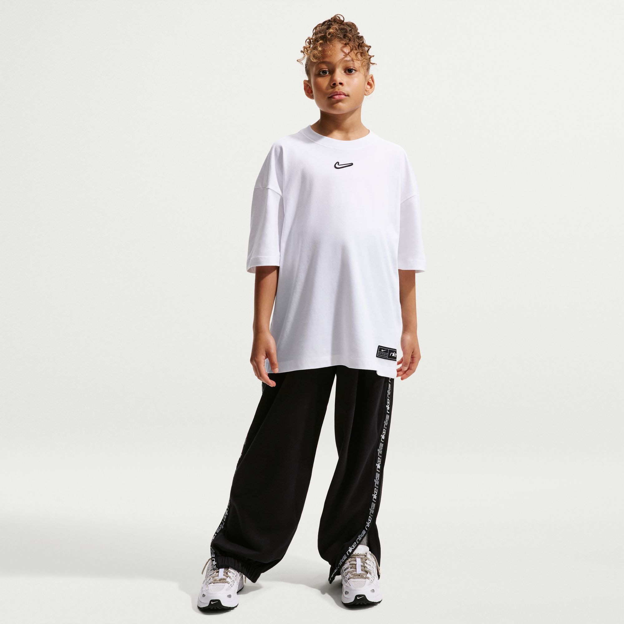 Nike Sportswear T-Shirt »G NSW TEE OS STREET VERT WINGS« für Mädchen und Jugendliche