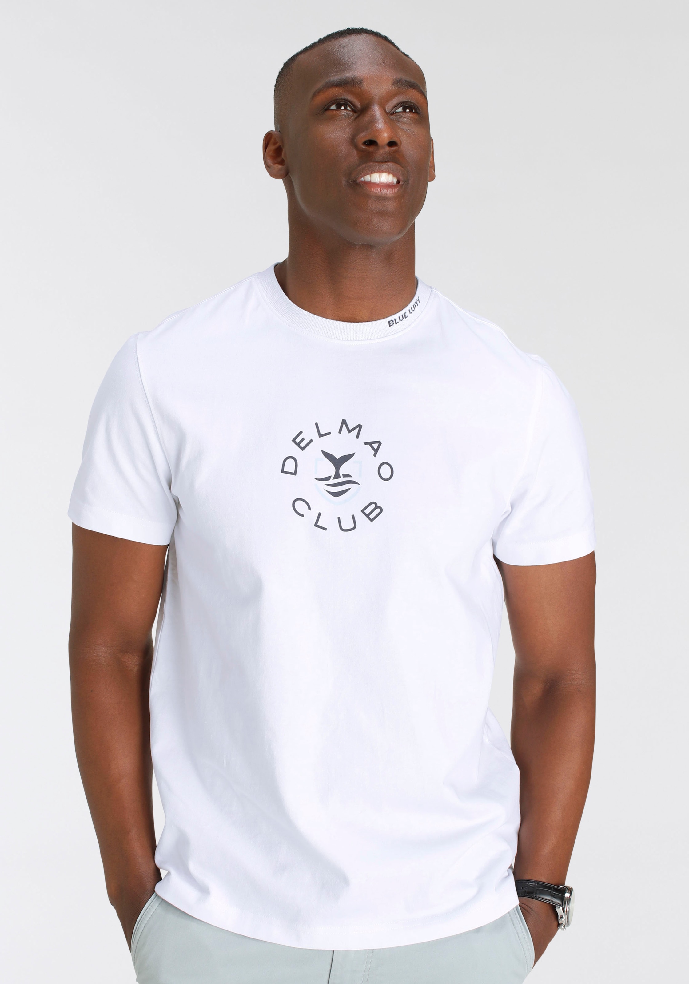 BAUR T-Shirt, Halsausschnitt-NEUE | am und mit Brustprint ▷ Schriftzug kaufen DELMAO MARKE!