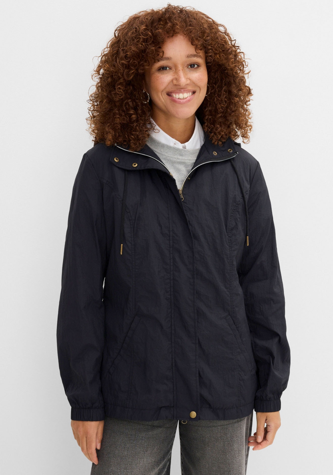 bonprix Allwetterjacke mit Kapuze sportlicher Stil, leichter Parka mit Kapuze, mit seitlichen Taschen