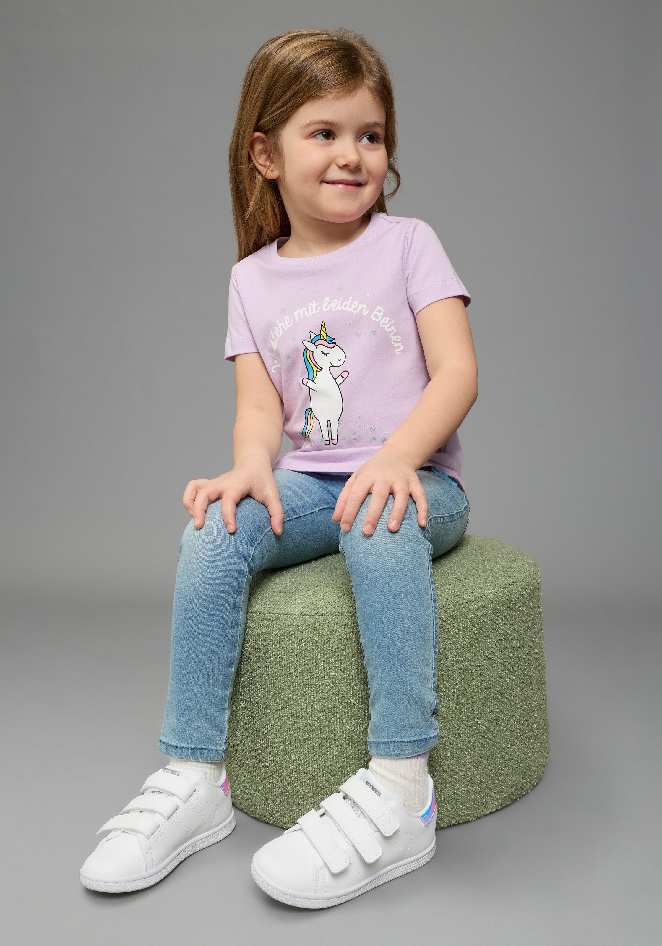 Thumbnail - KIDSWORLD T-Shirt "Mit Einhorn-Druck und Glitzereffekten" mit stylischem Einhorn-Print