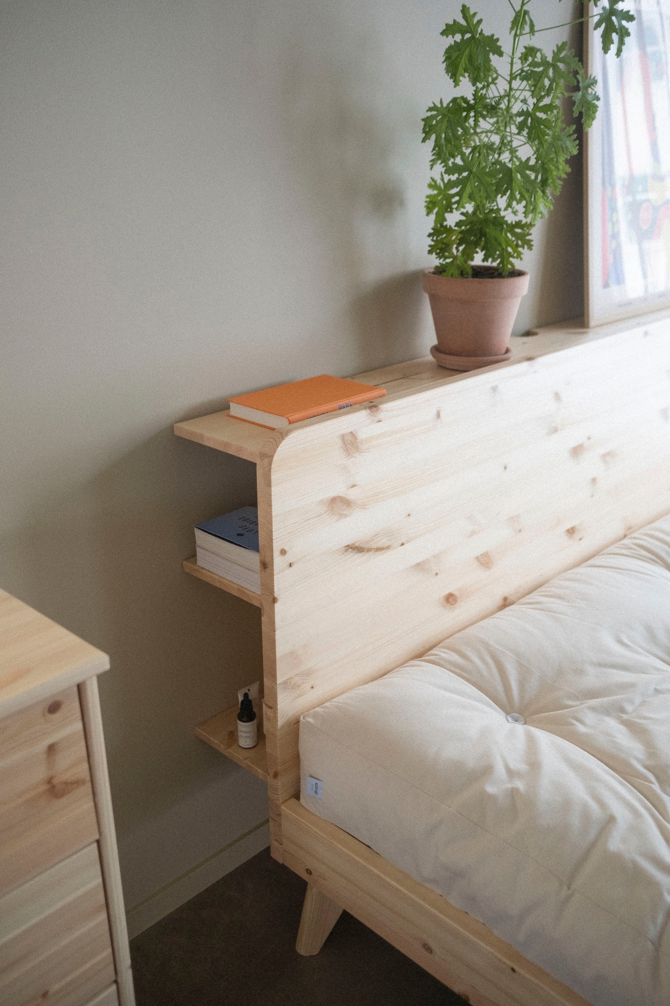 Karup Design Bettgestell »RETREAT BED« aus Kiefer massiv mit Lattenrost, Kopfteil mit 3 Ablagen