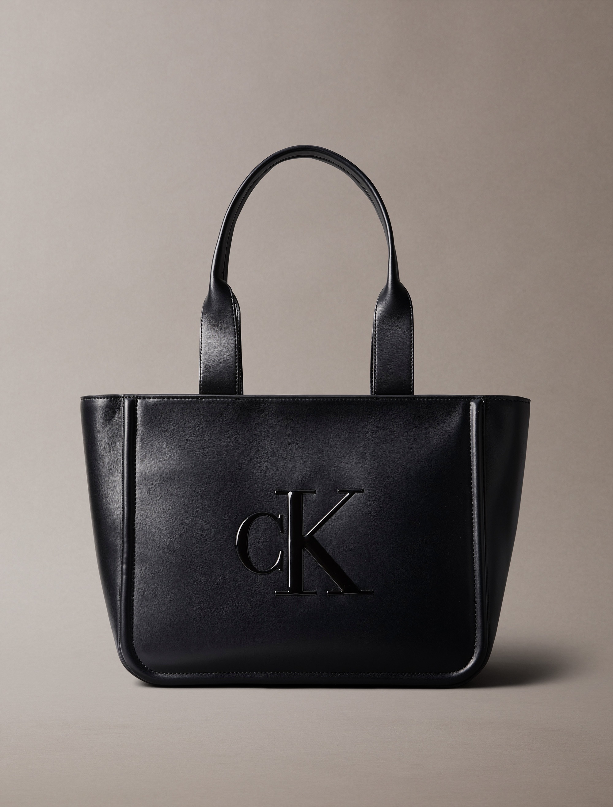 Calvin Klein Tragetasche »RAISED CK MEDIUM TOTE«, Damen Henkeltasche, Schultertasche mit großem CK-Logo