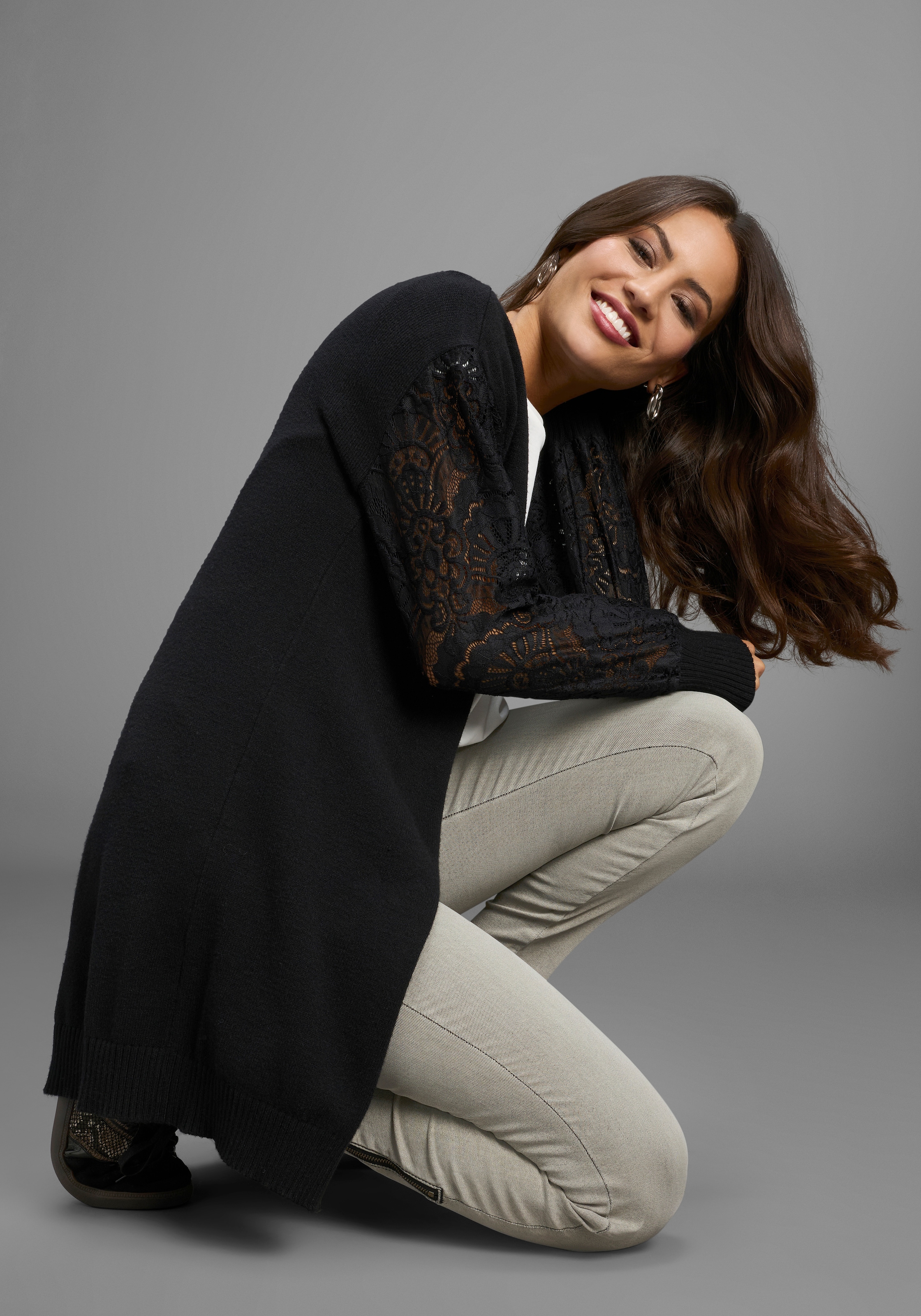 Laura Scott Strickjacke, mit femininen Spitzenärmeln - NEUE KOLLEKTION
