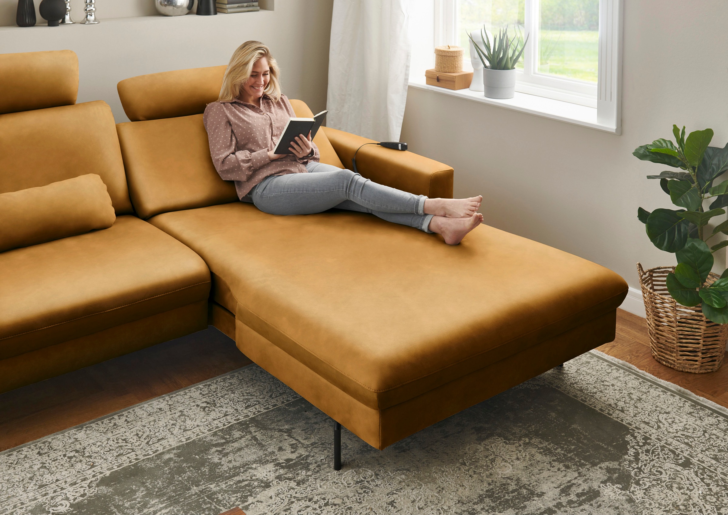 Die PlanBar Ecksofa »PN-EM20028 L-Form mit Kopfstützen«, wahlweise mit motorischem Canape