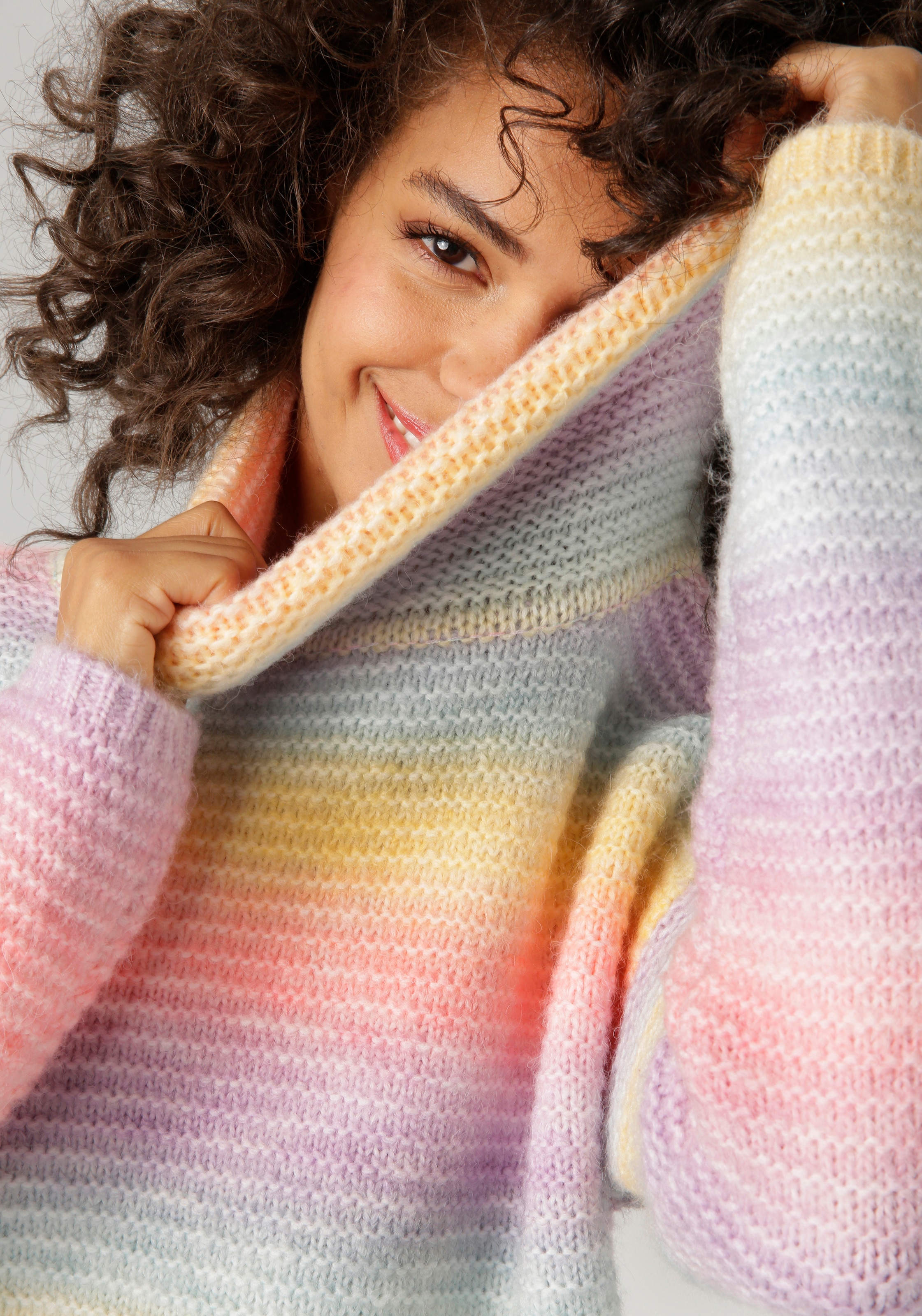 Aniston CASUAL Strickpullover, aus regenbogenfarbenem Space-Garn - NEUE KOLLEKTION