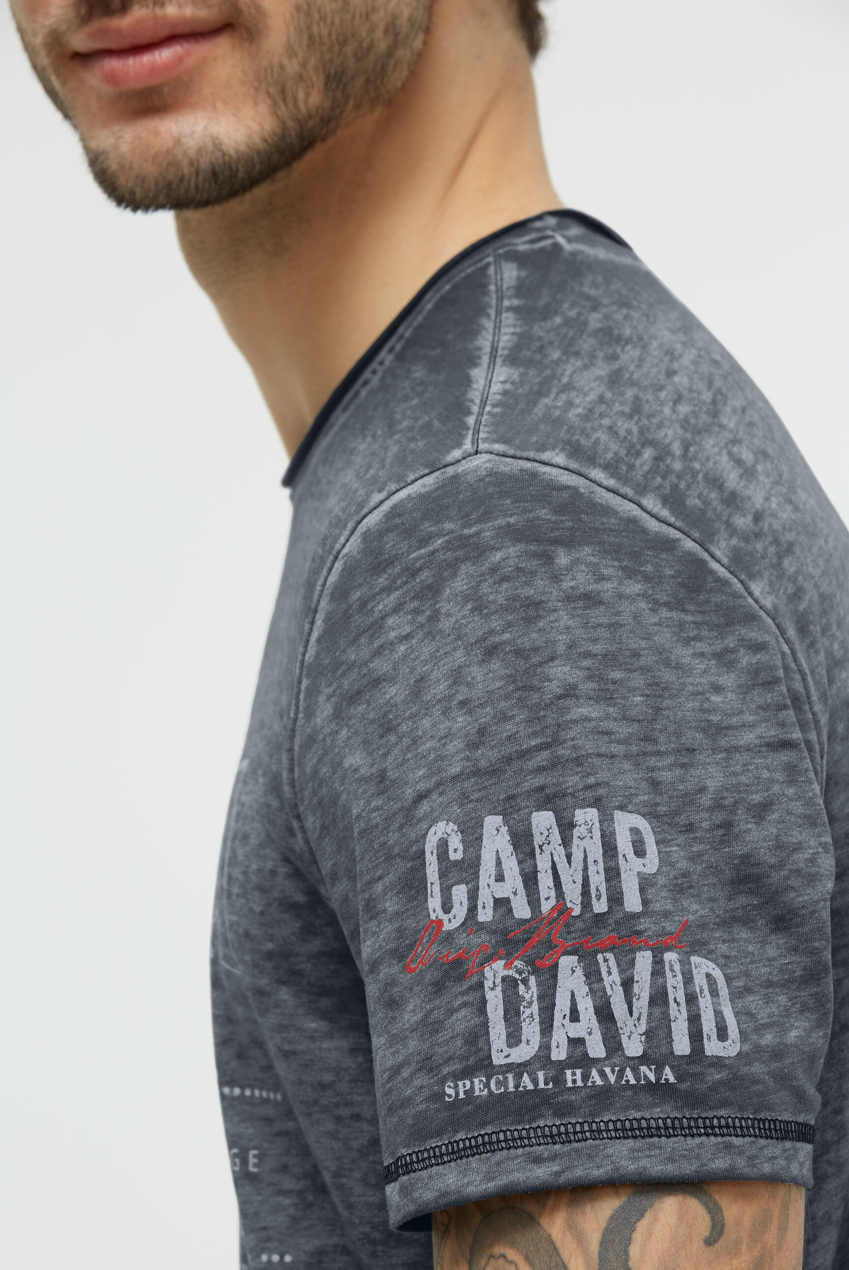 CAMP DAVID Rundhalsshirt mit offener Kante am Ausschnitt
