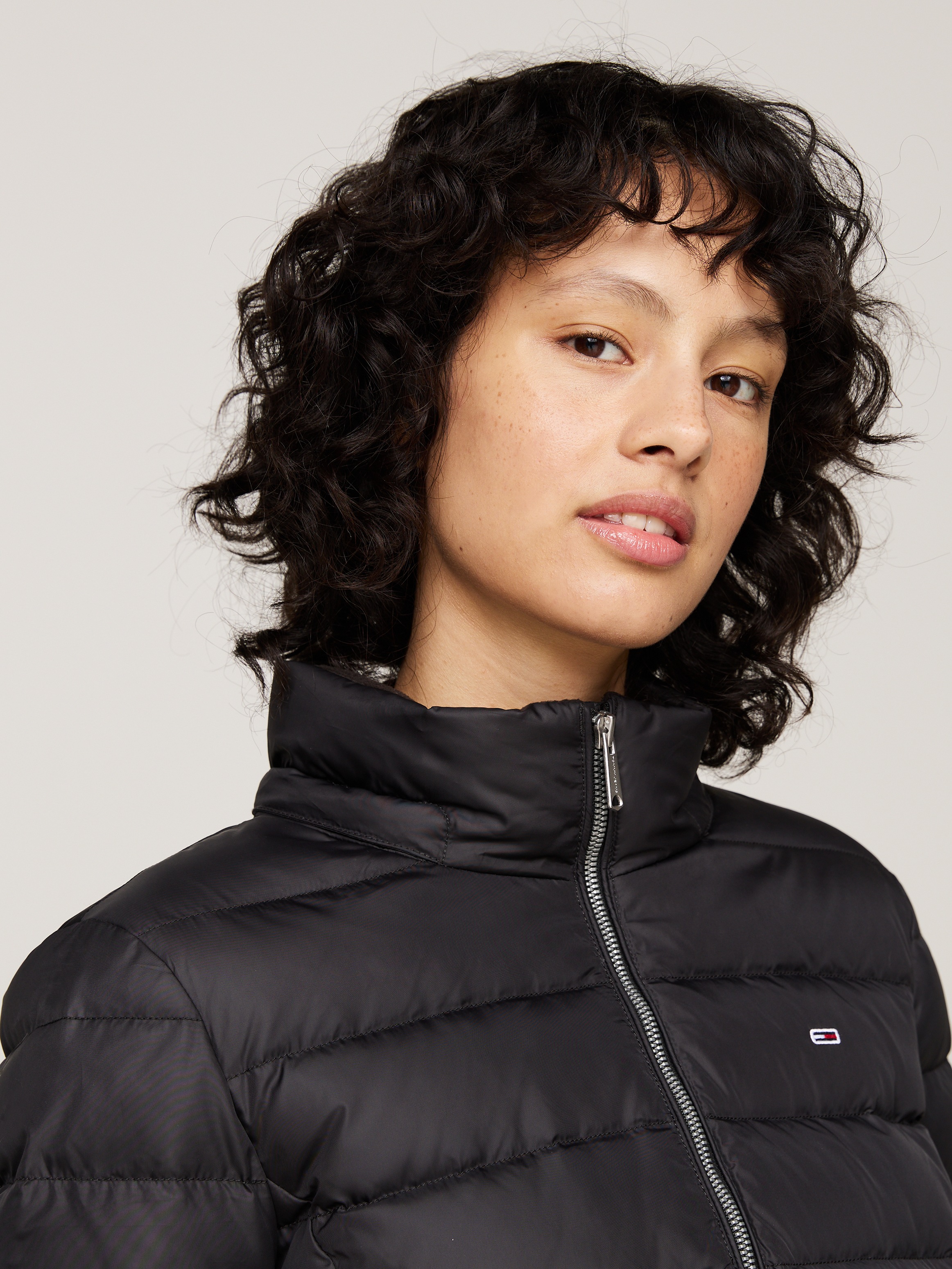 Tommy Jeans "TJW ESSENTIAL HOODED DOWN COAT" mit Fellimitat, Logostickerei günstig online kaufen