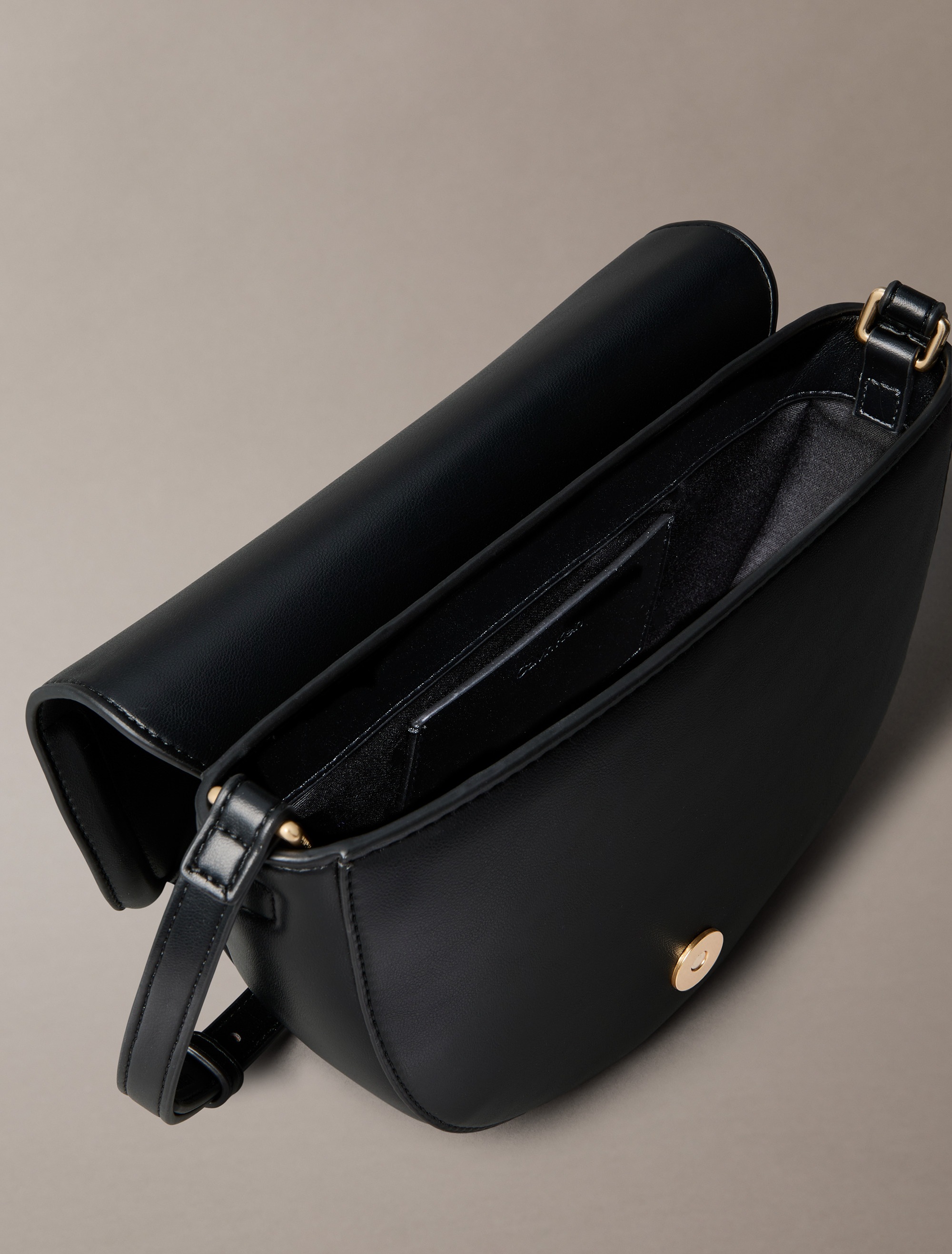 Calvin Klein Umhängetasche »RAISED CK SADDLE CROSSBODY«, Damen Schultertasche, Handtasche, Abendtasche mit CK-Logo