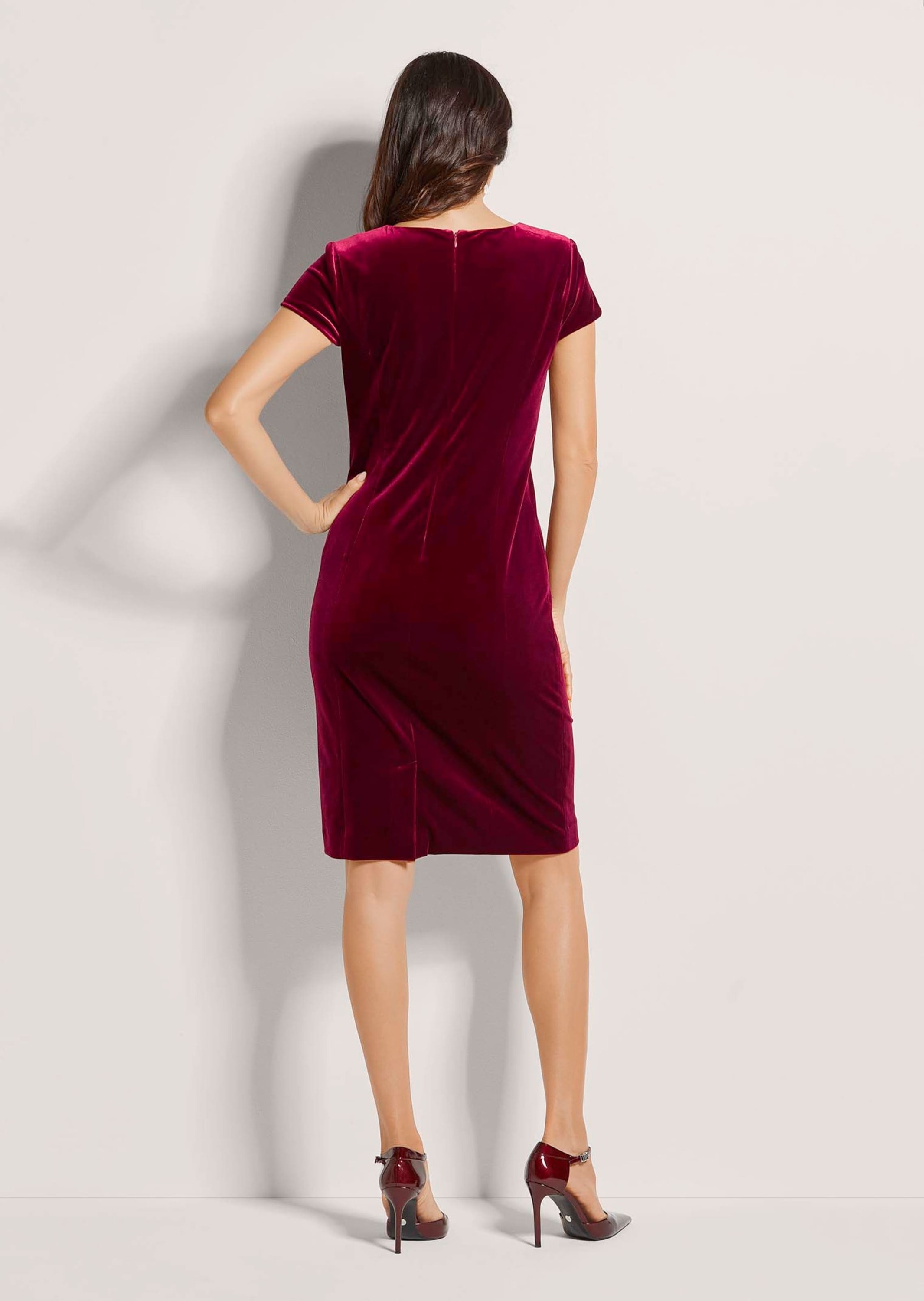 MADELEINE Sommerkleid »Samtkleid Klassisches Etuikleid aus Samt«