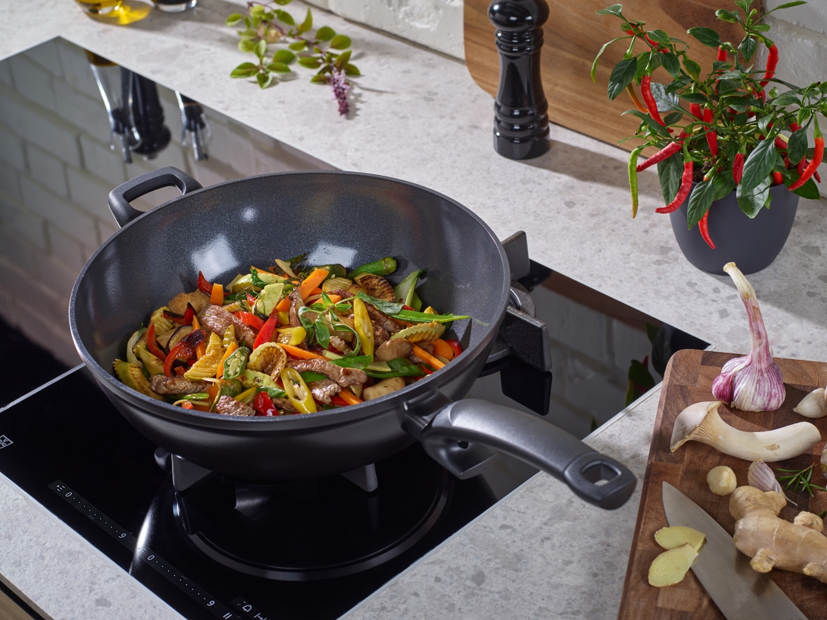 Fissler Wok »Ceratal® Orbit Black«, Aluminium, (1 tlg.), gesünderes Kochen mit Antihaft-Effekt, hergestellt ohne PFAS/PTFE