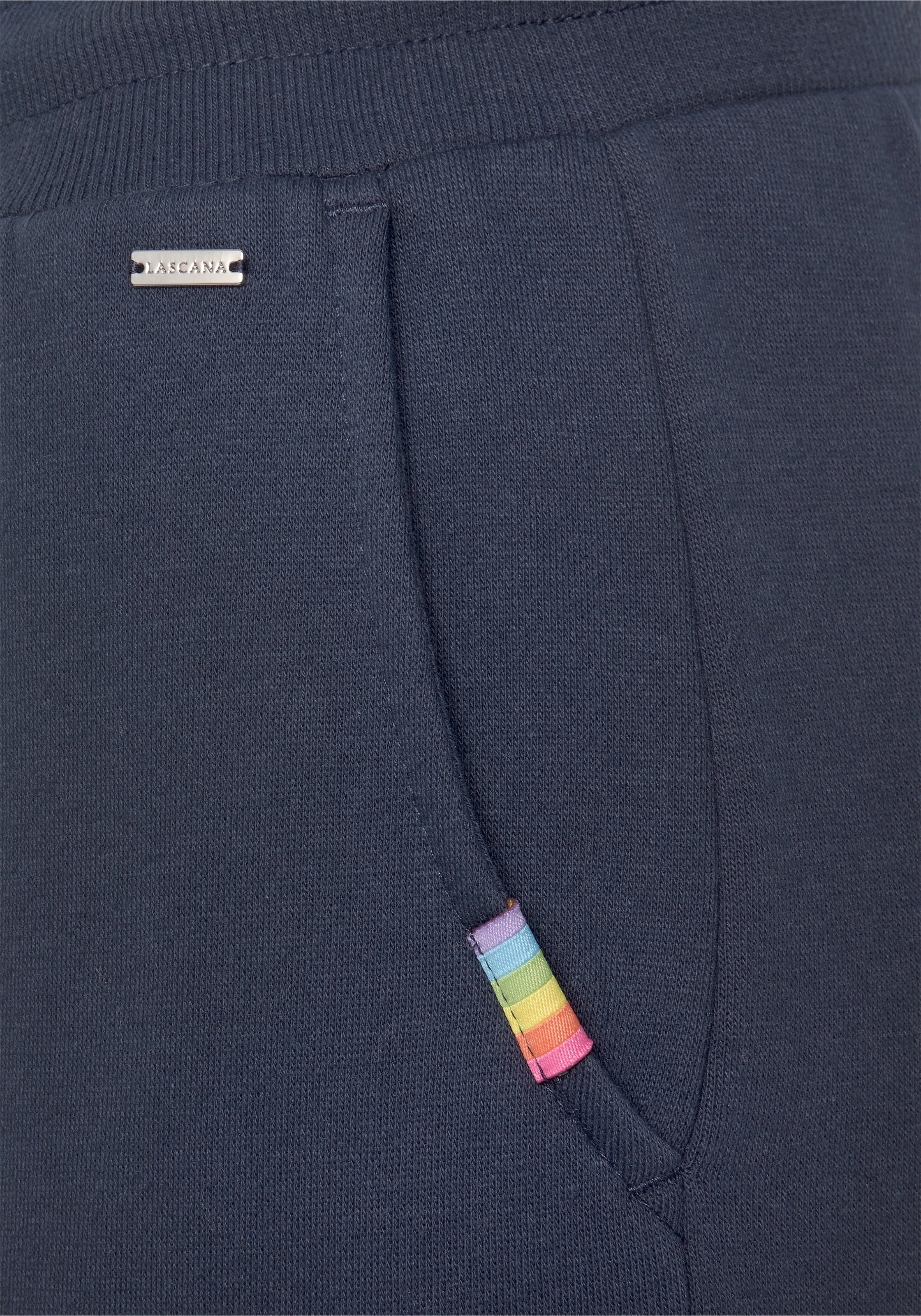 LASCANA Relaxshorts »Pride«, mit Regenbogen-Label