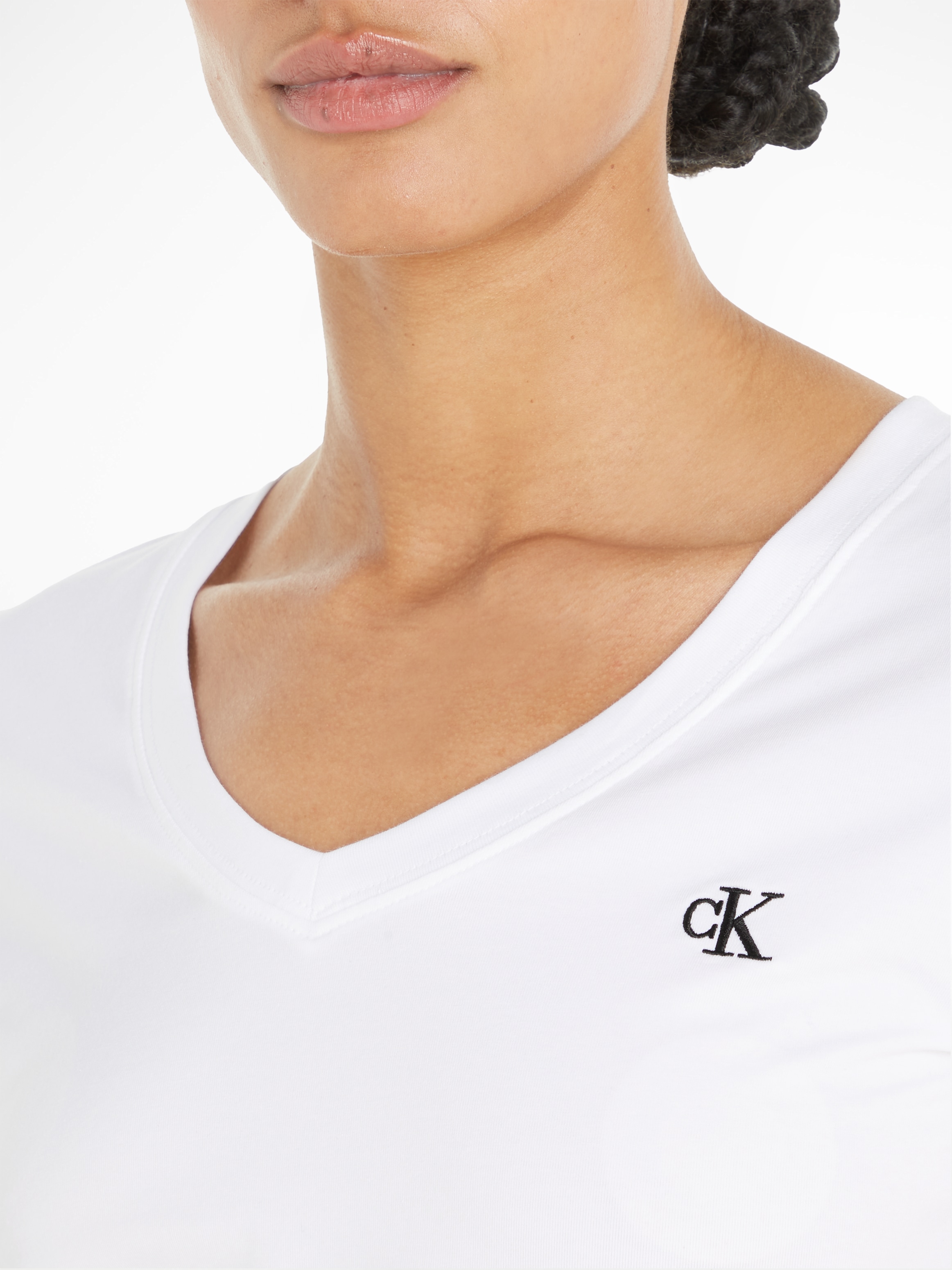 (1 tlg.), V-Shirt Calvin V-NECK«, Brusthöhe »CK BAUR kleiner kaufen Jeans mit | Klein auf Logo-Stickerei Klein EMBROIDERY für Calvin STRETCH