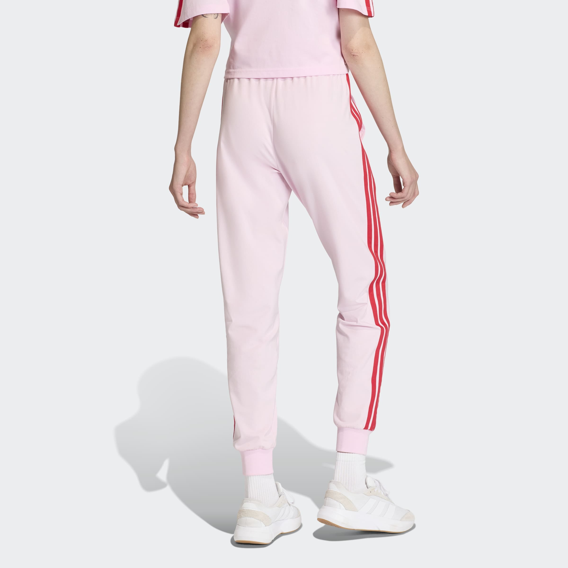 adidas Sportswear Sporthose »W 3S SJ JOGGER«  Lässig geschnitten, hoher Bund, schmal zulaufende Beinform