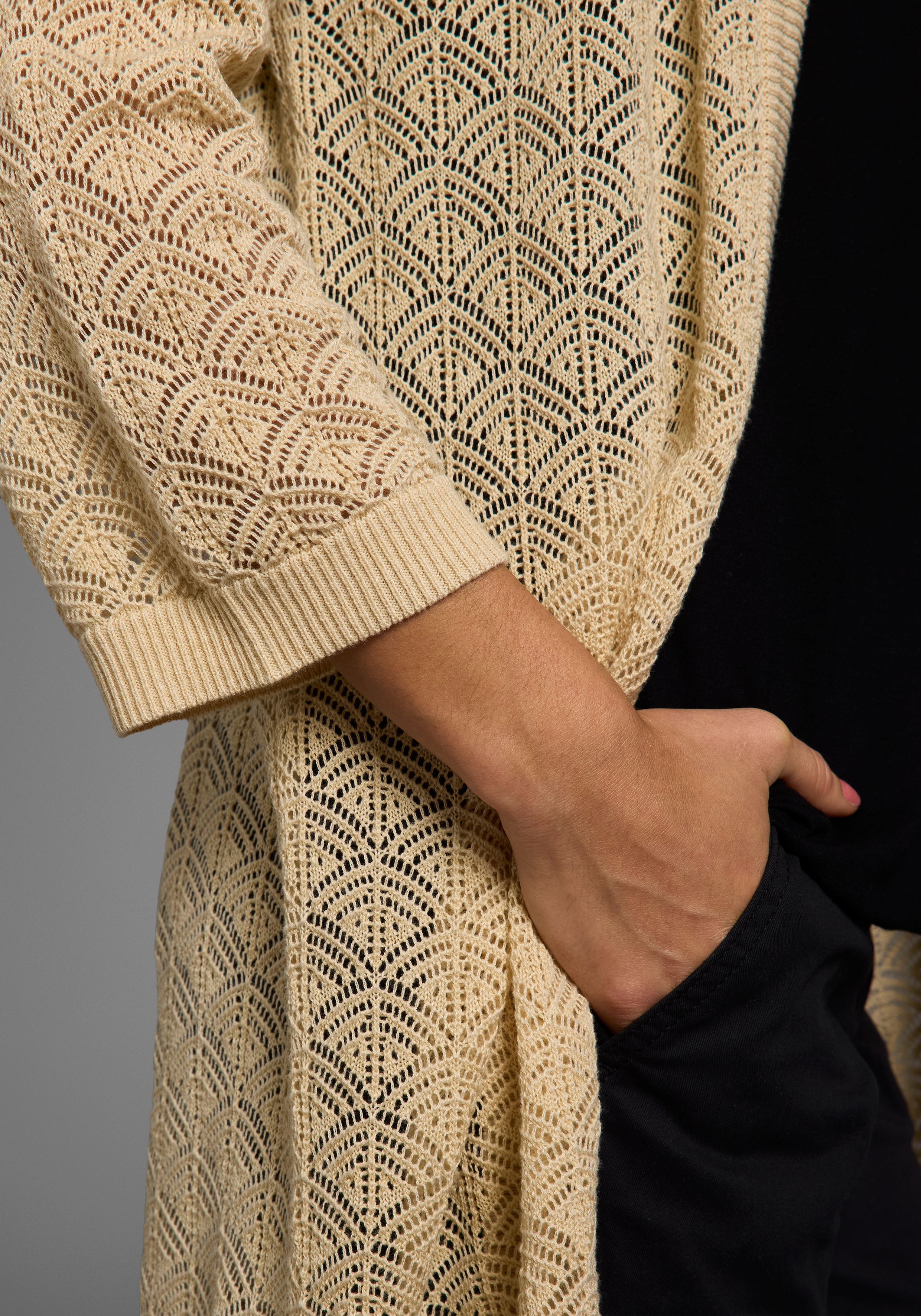 Thumbnail - Laura Scott Longstrickjacke mit sommerlichem Ajourmuster und 3/4 Ärmeln