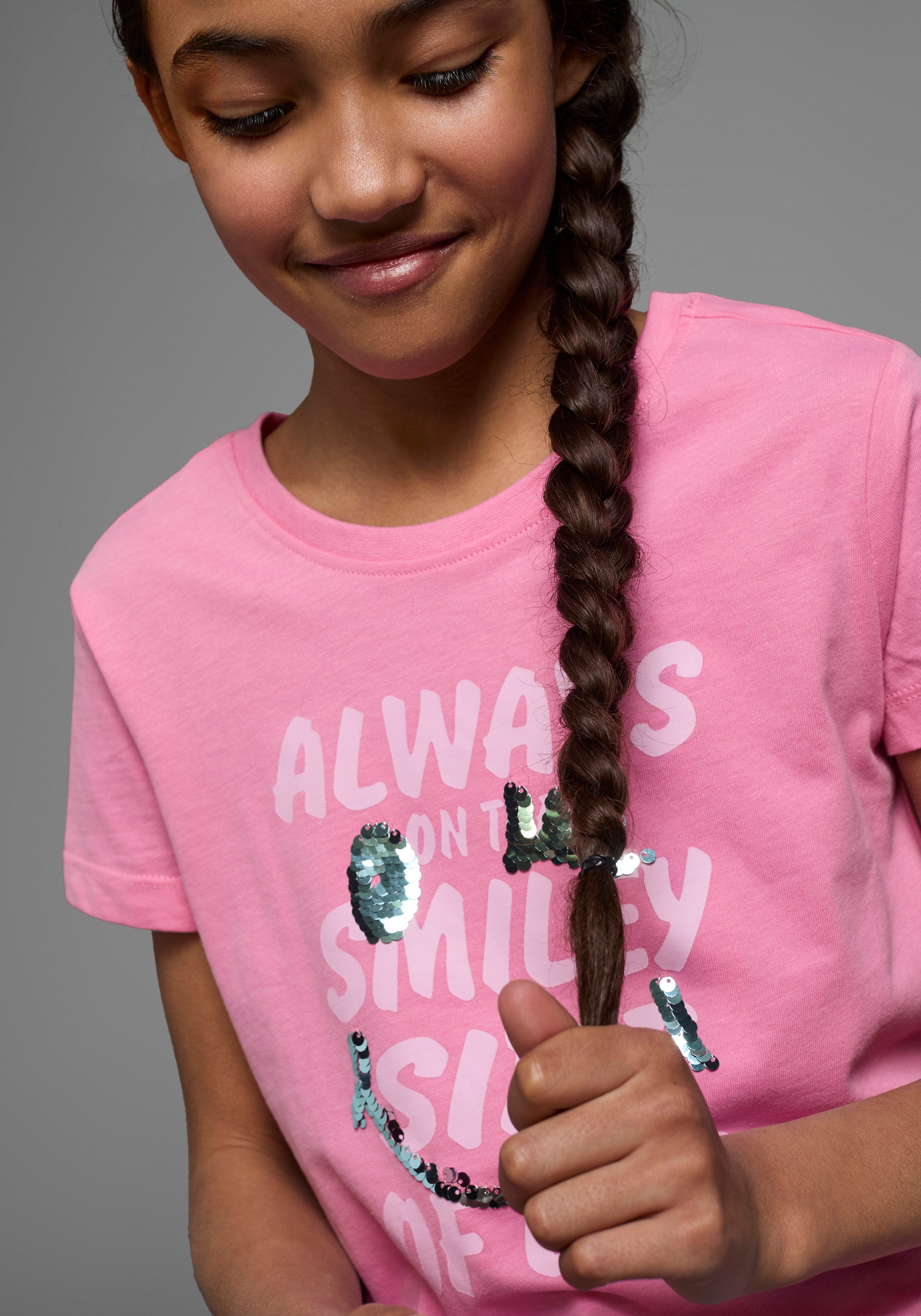 Thumbnail - KIDSWORLD T-Shirt "mit Wendepailletten" Kurzarm, Basic-Passform, mit Pailletten, bedruckt