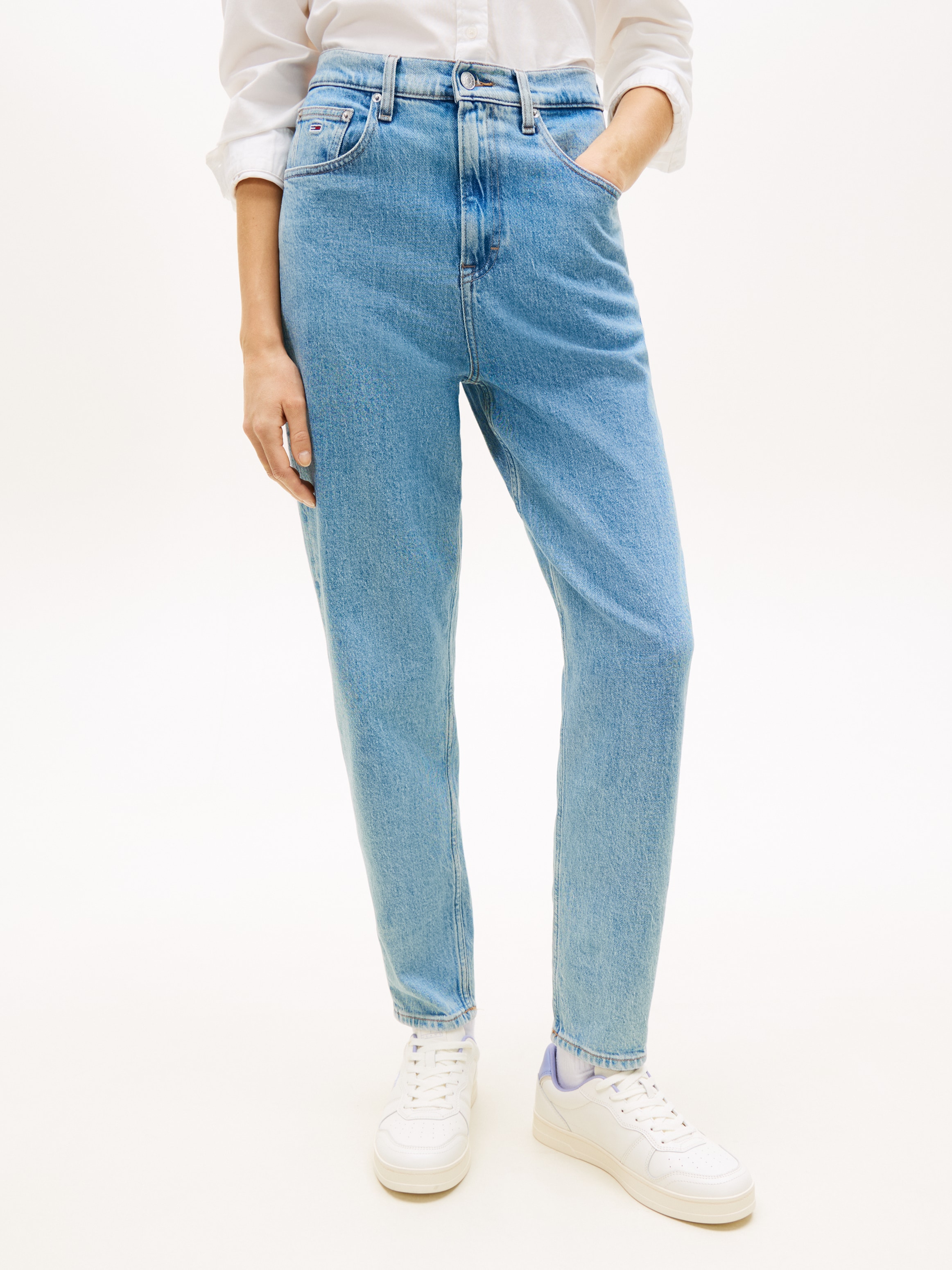 Tommy Jeans Tapered-fit-Jeans "High waist - Mom-Jeans Tapered" Mit Tommy Hilfiger Logo-Flag auf der Gesäßtasche