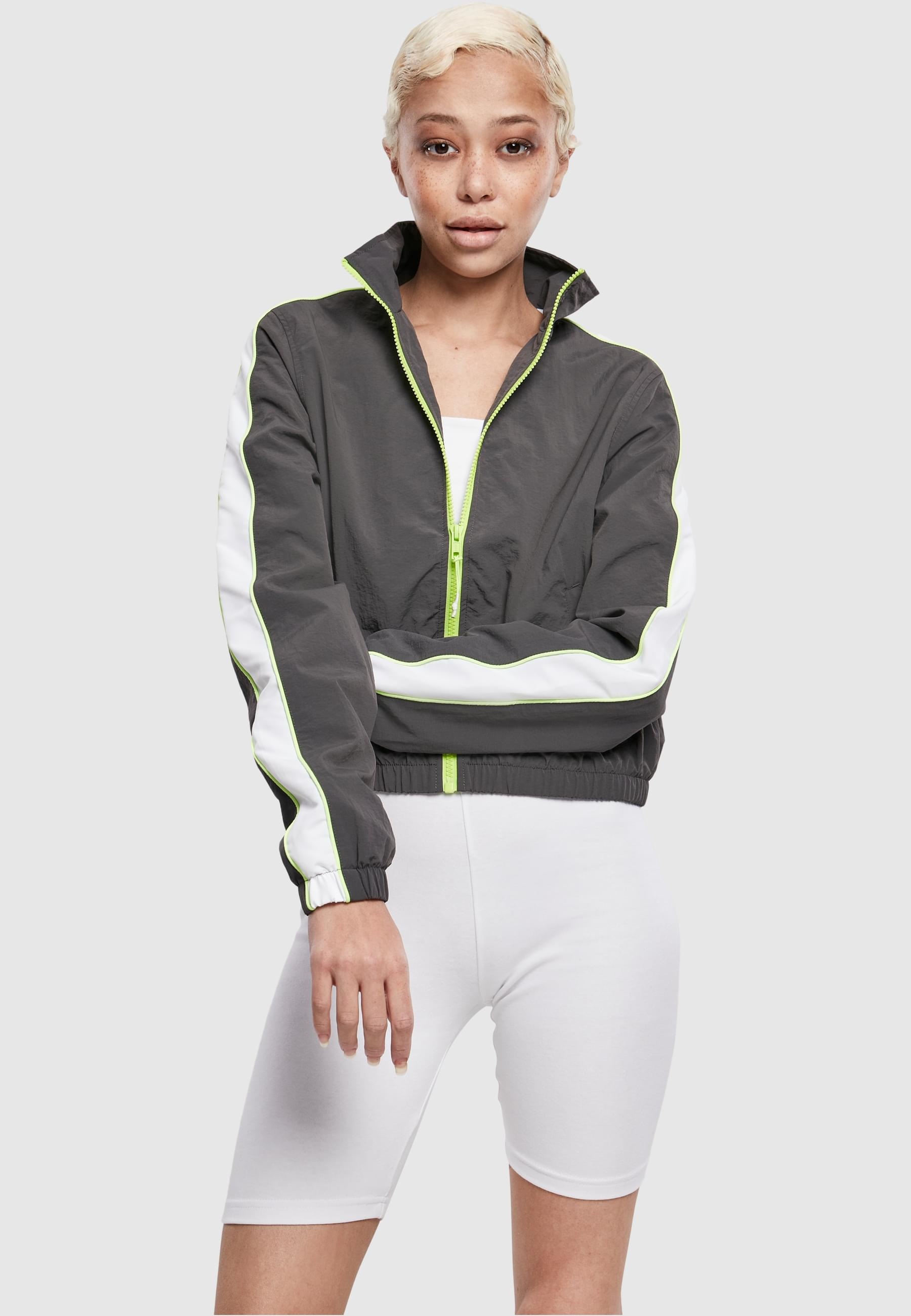 URBAN CLASSICS Allwetterjacke »Urban Classics Damen Ladies Short Piped Track Jacket«, (1 St.), ohne Kapuze