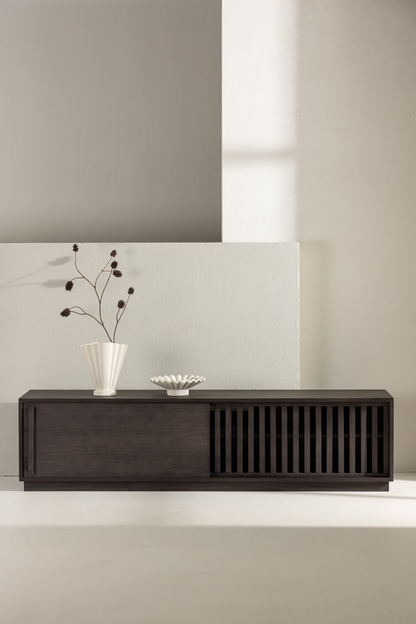 Venture Home TV-Bank "Lugo, TV-Bank, Skandinavisch, Breite 180 cm" TV-Möbel, Lackierung, dunkel, wohnlich, stilvoll, einladend