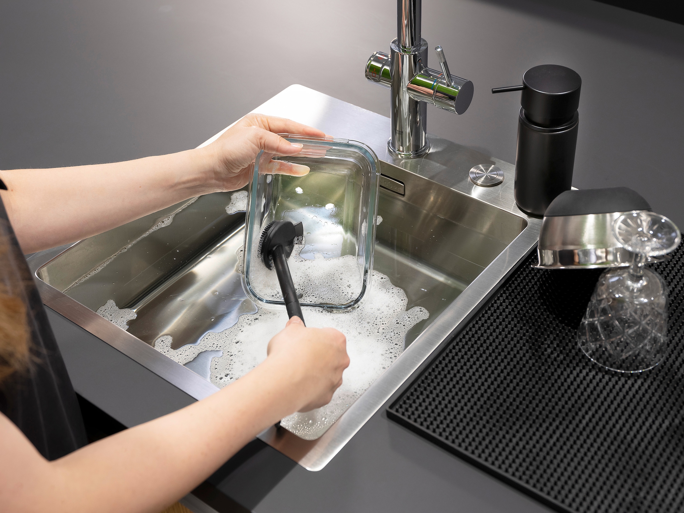 WENKO Küchenorganizer-Set »Black Outdoor Kitchen Spül-Set«, (Set, 2 tlg.), Seifenspender, Spülbürste