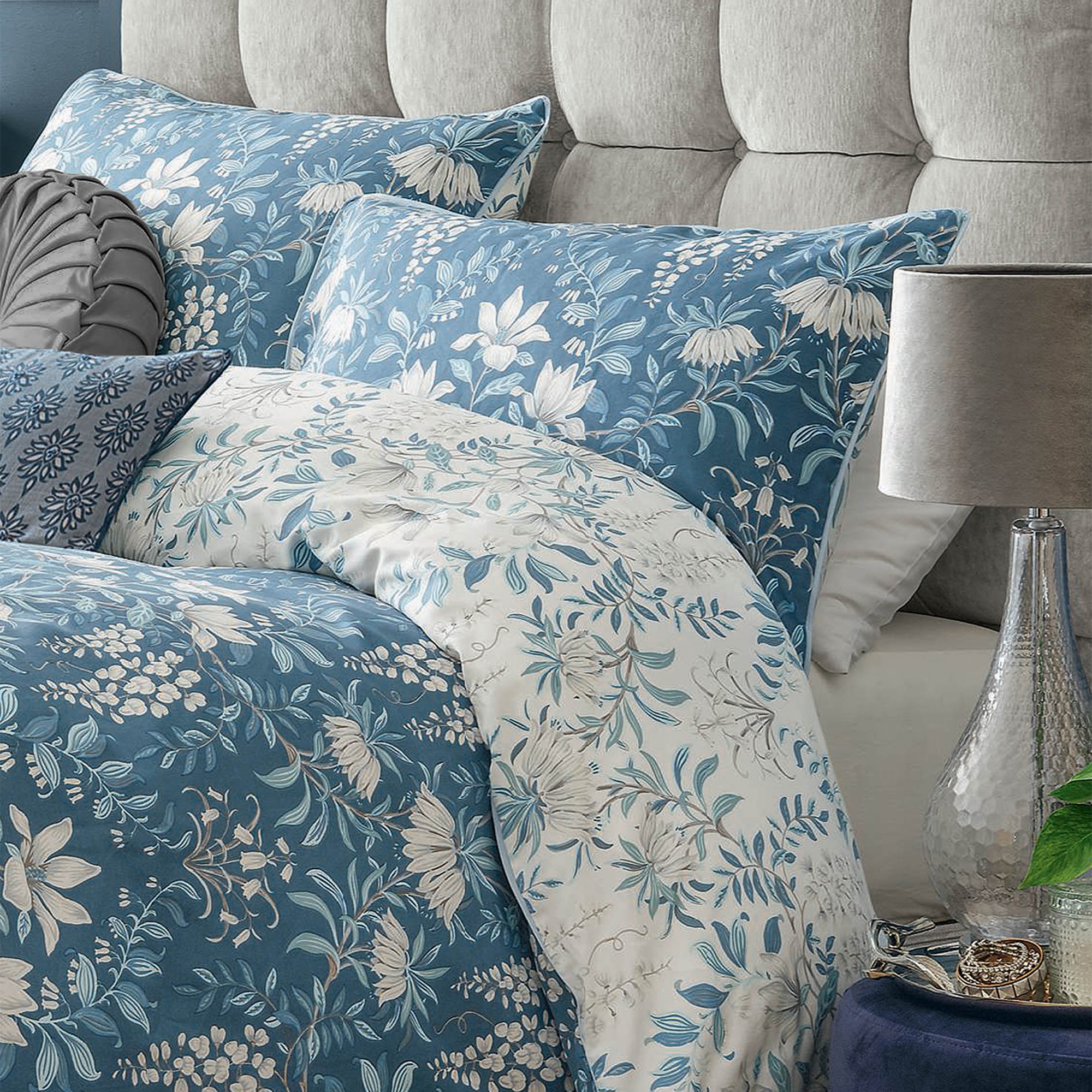 LAURA ASHLEY Wendebettwäsche »Parterre, aus Baumwoll-Satin« 3 tlg. tlg. mit floralem Muster, inkl 2 Kissenbezüge