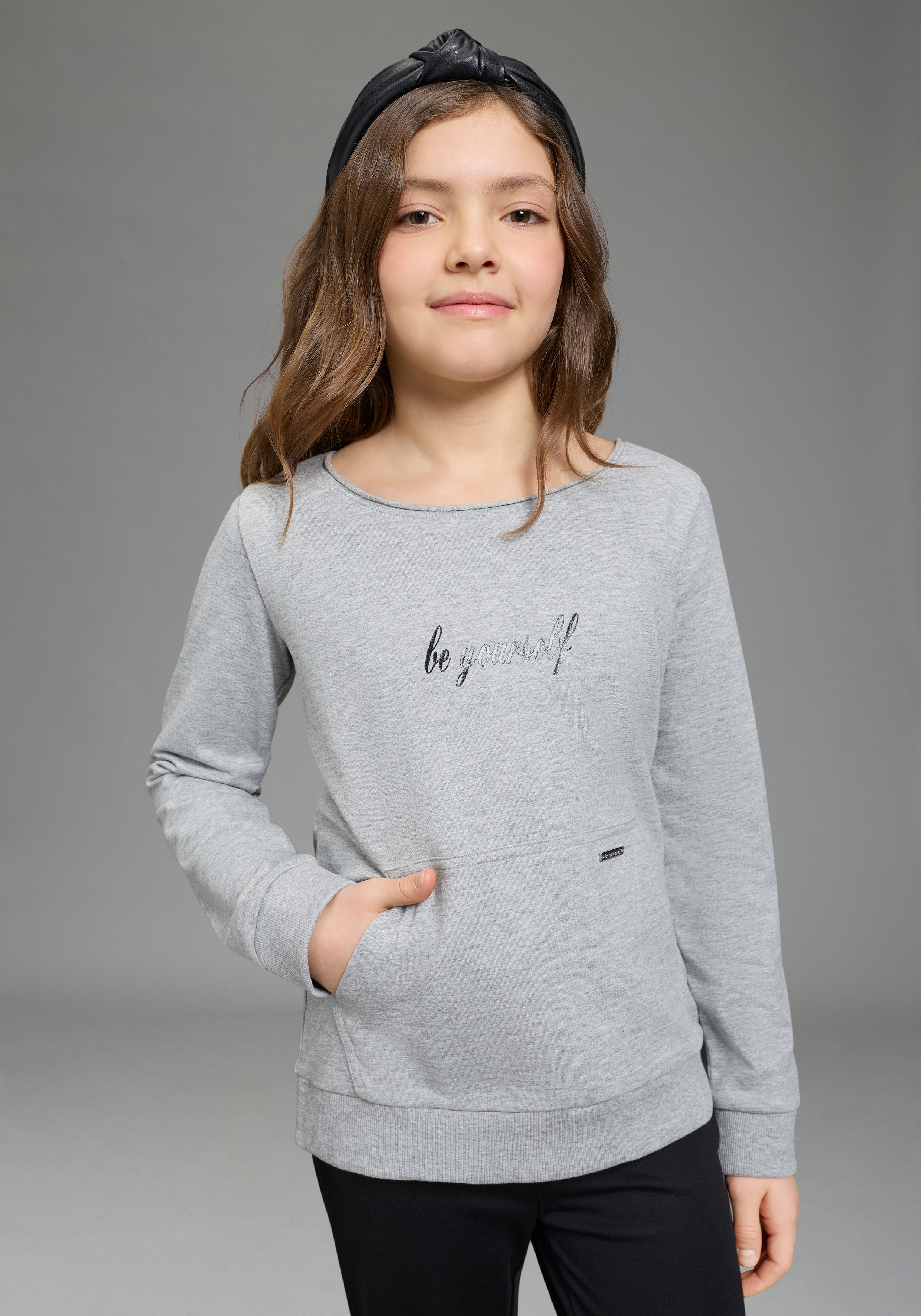 Bruno Banani Sweatshirt "mit lässigem Ausschnitt & Folienprint für Mädchen: BE YOURSELF", für Mädchen, mit Glitzerdruck und Applikation, mit U-Boot-Ausschnitt