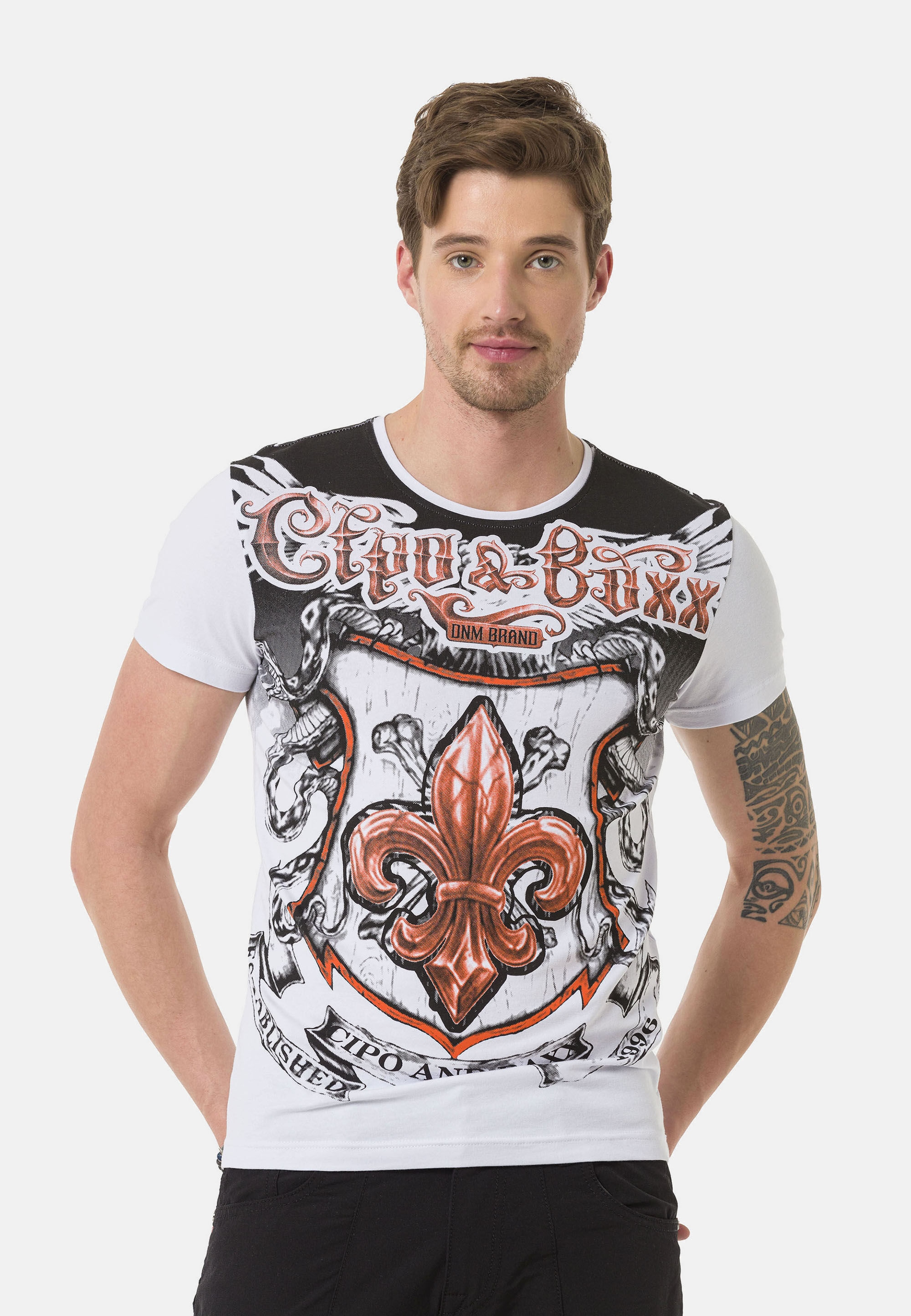 Cipo & Baxx T-Shirt »T-Shirt« mit rockigen Wappen- und Flügelprints