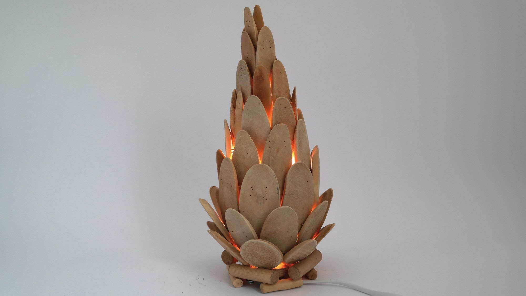 Tischlampe Kegel aus Holz, elektrisch beleuchtet