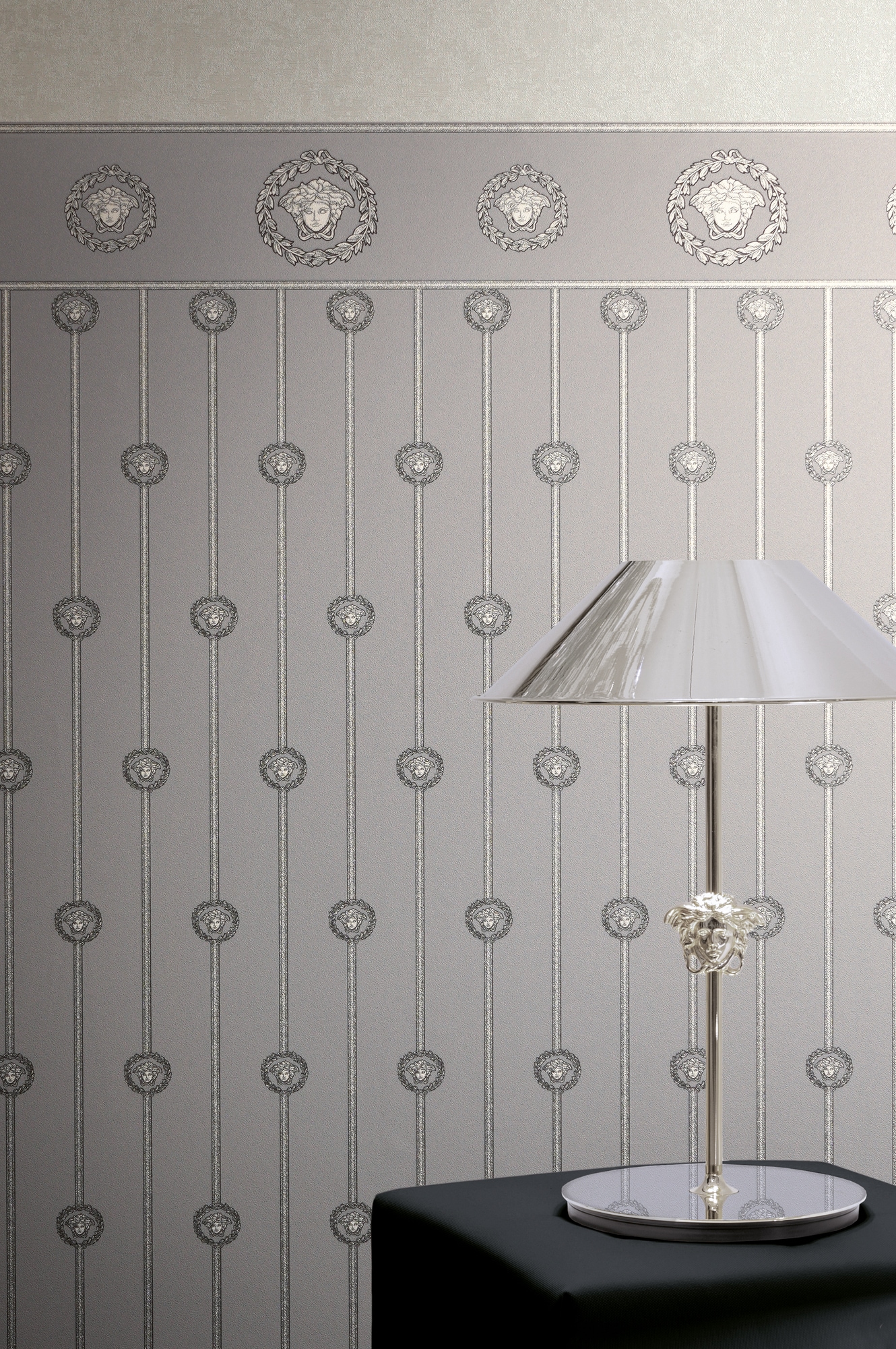 Versace Vliestapete »Versace 6 I Love Baroque –« 3D-Optik | Barock | Motiv geprägt Edle Bordüre mit ikonischem Medaillonmotiv & glänzender Struktur