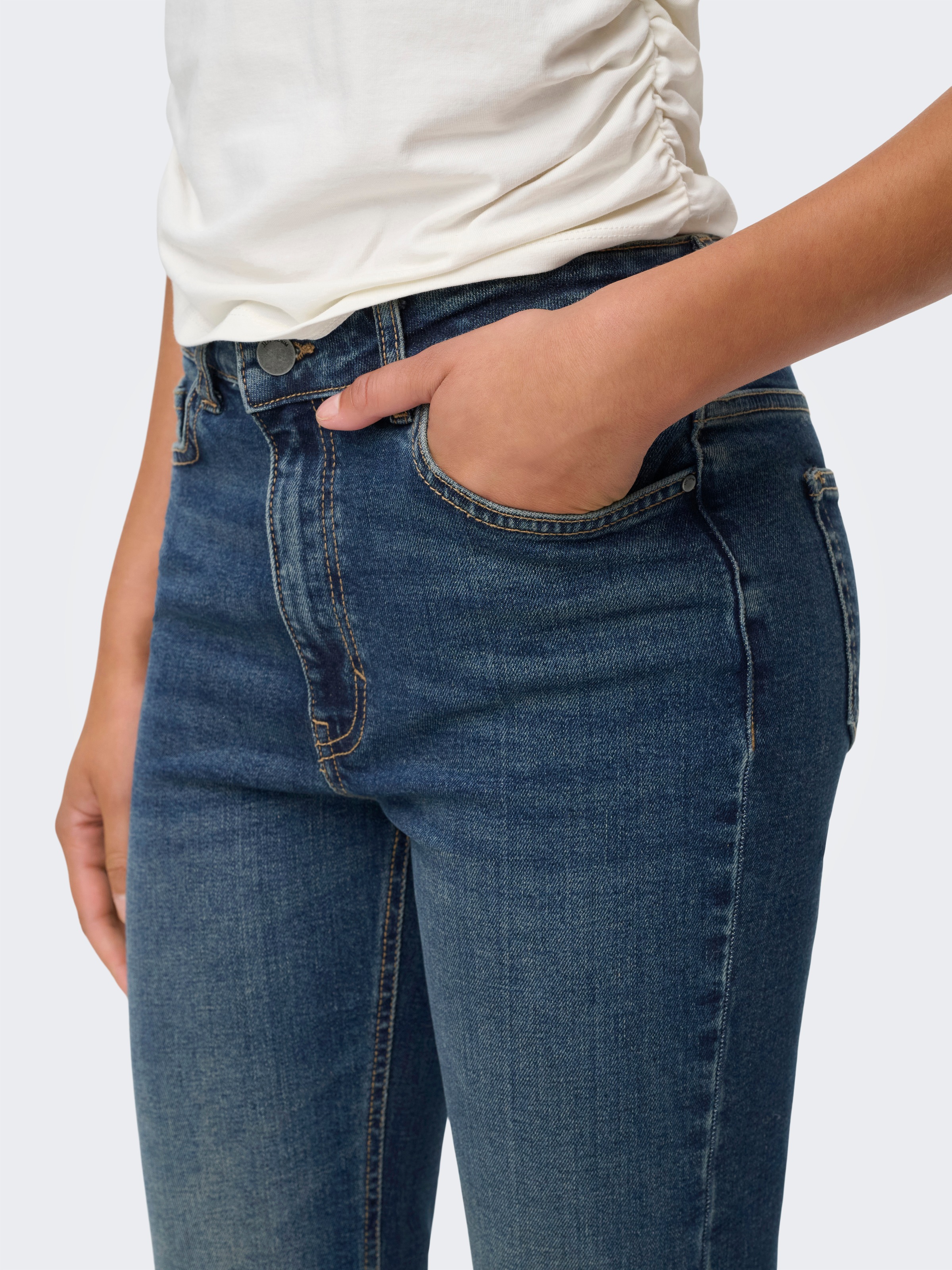 Thumbnail - JDY 5-Pocket-Jeans "JDYKATHY HW FLARED JEANS DNM NOOS" mit ausgestelltem Bein im Flared Look