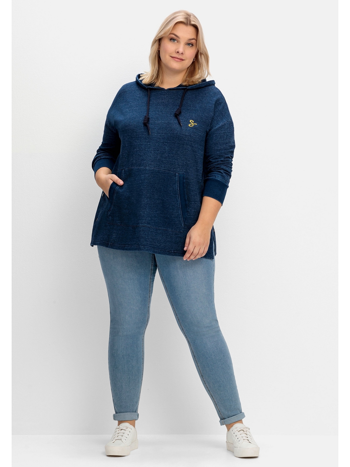 Sheego Kapuzensweatshirt »Große Größen«, mit Kängurutasche, in Denim-Optik