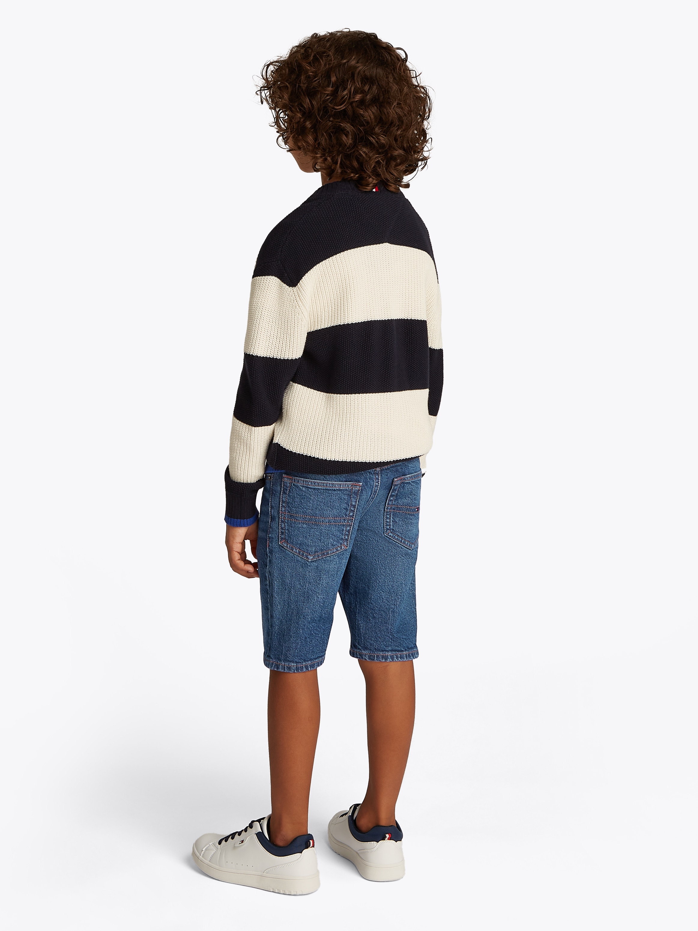 Tommy Hilfiger Shorts »SCANTON SHORT BLUE DENIM«, mit Logo-Badge