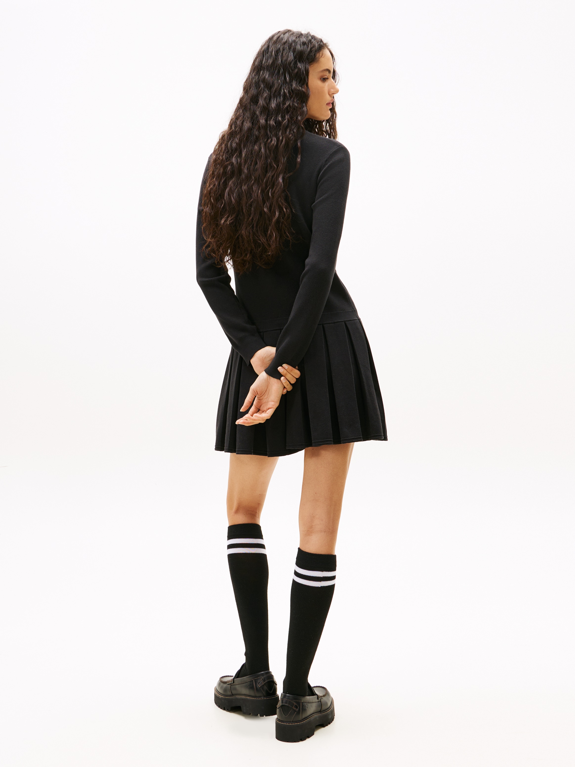 Tommy Jeans Sweatkleid »TJW SCRIPT PLEATED SWEATER DRESS«