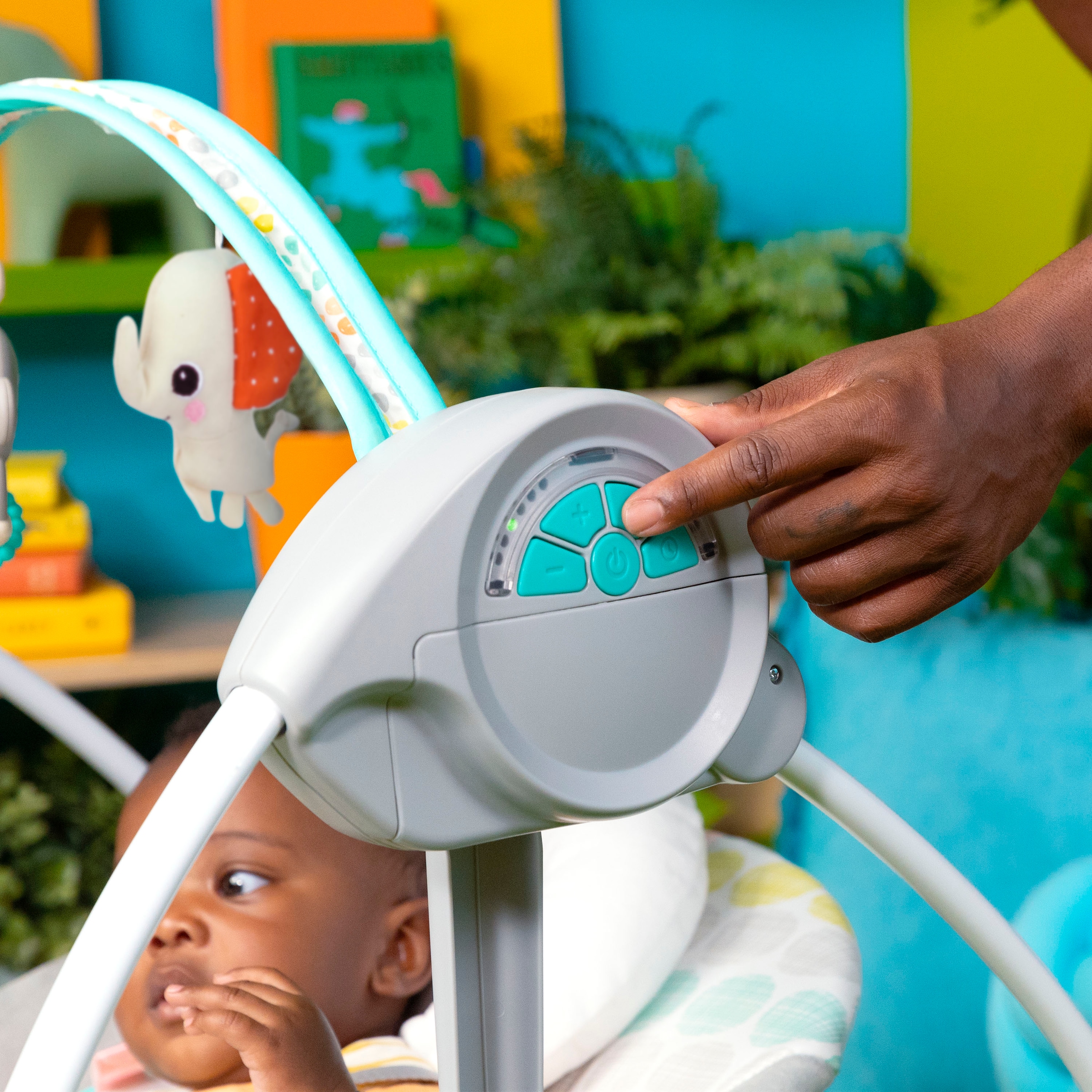 Bright Starts Babywippe »Whimsical Wild Portable Swing« bis 9 kg mit Sound-Effekt