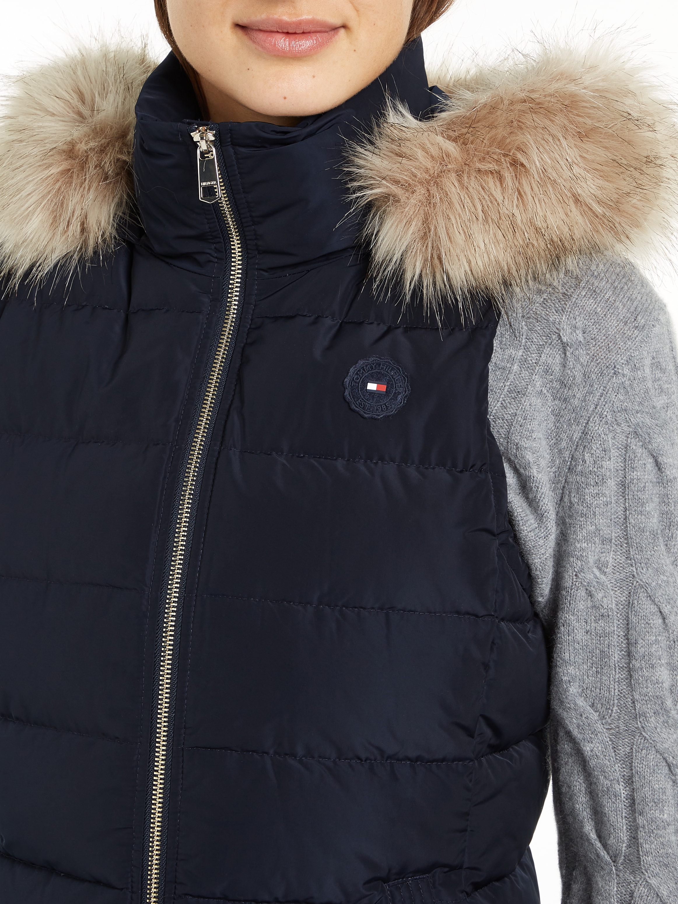 Tommy Hilfiger Steppweste »HERITAGE DOWN TYRA VEST WITH FUR«, mit Logopatch