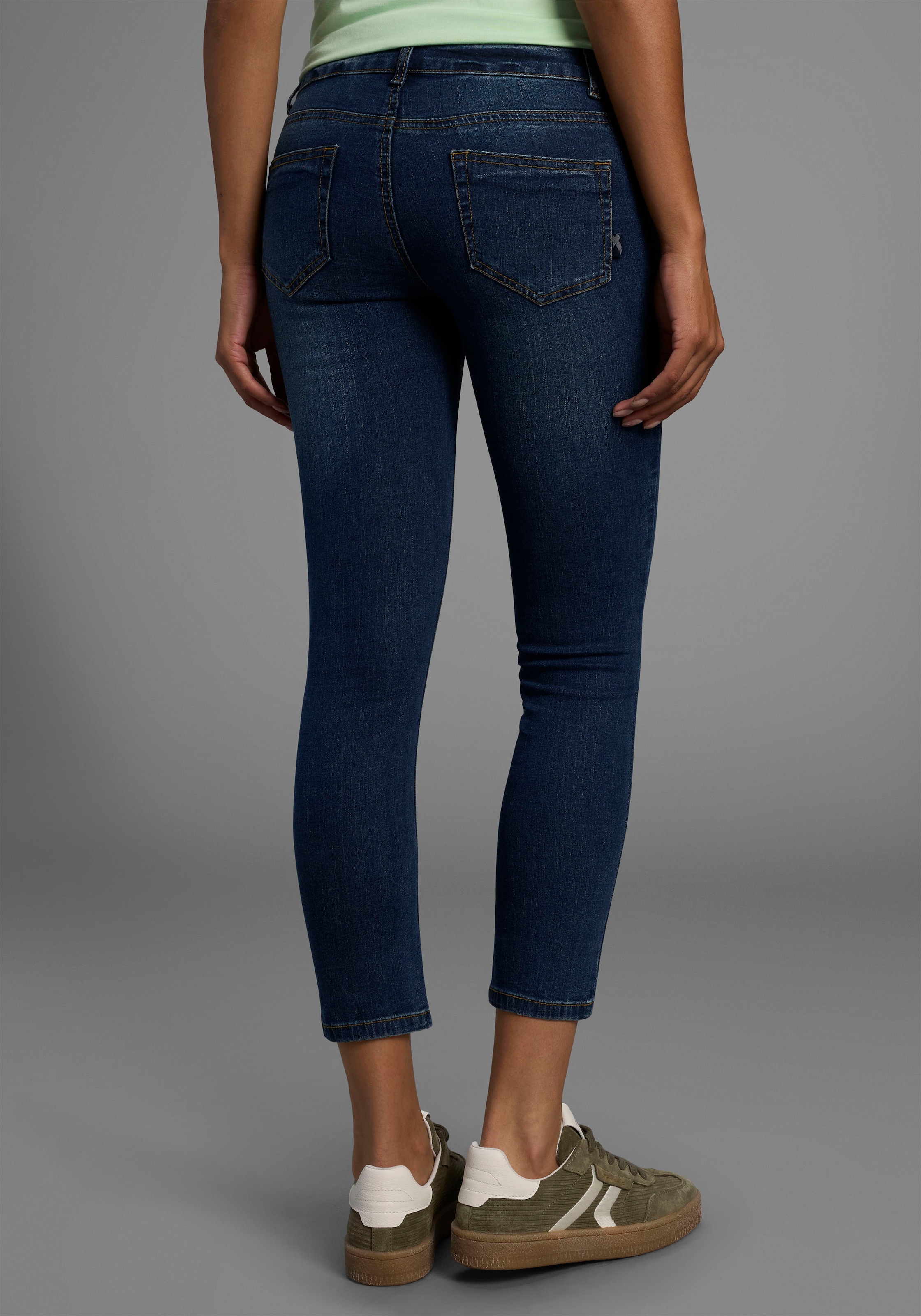 Arizona 7/8-Jeans »mit Keileinsätzen«, extra-enger Schnitt, Used-Look-Waschung, niedrige Leibhöhe