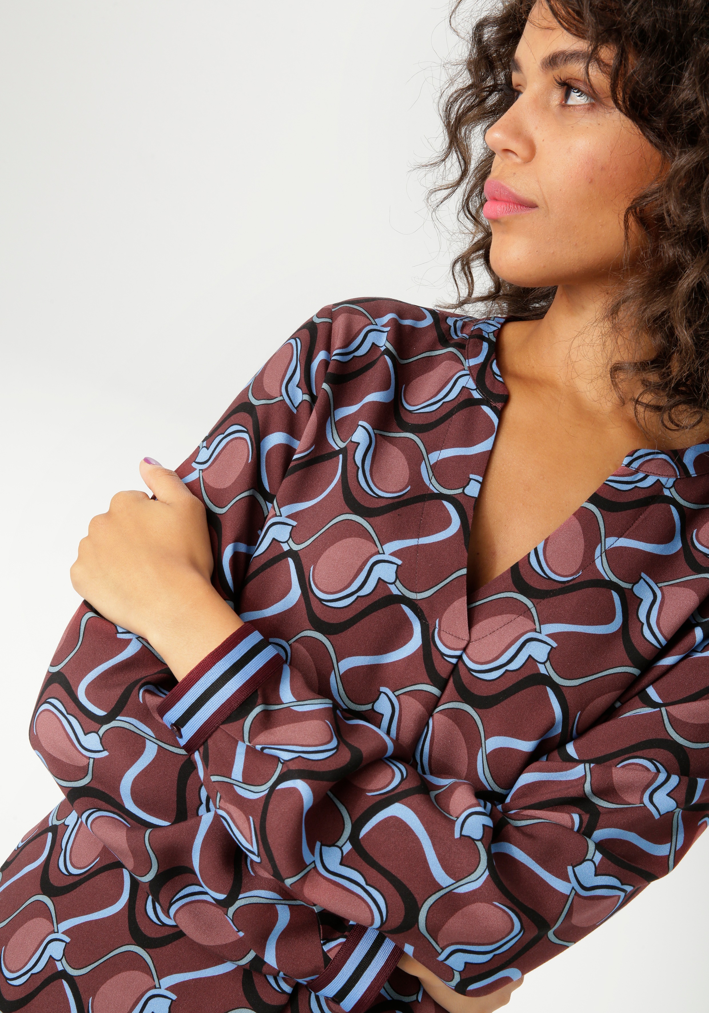 Thumbnail - Aniston CASUAL Schlupfbluse mit trendfarbigen, grafischem Retro-Muster