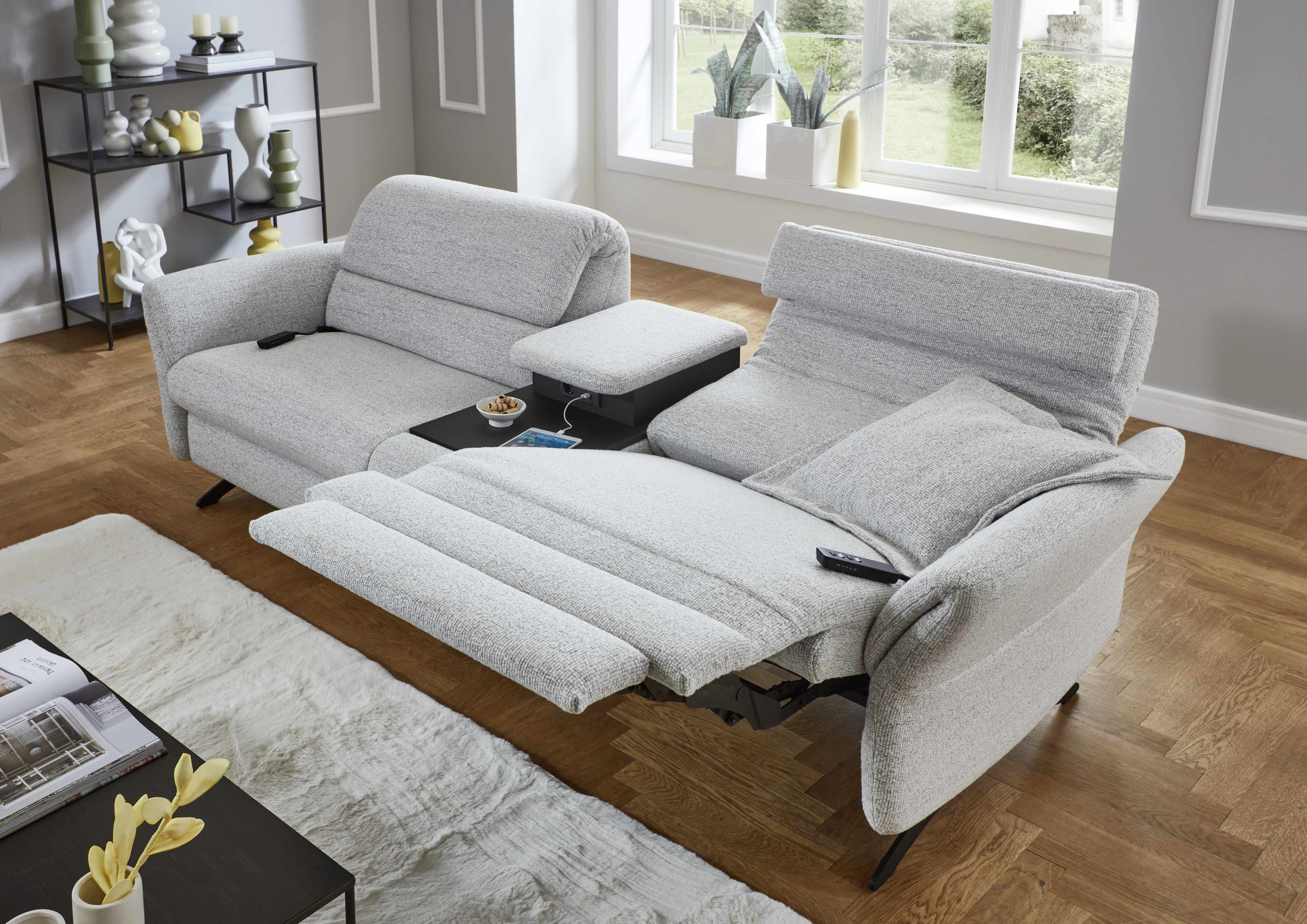 Places of Style 3-Sitzer »Bellaria, inklusive 2x Relaxfunktion motorisch mit Herz-Waage-Beschlag«, Zwischenelement mit Tisch, Steckdose & USB-Ladestation
