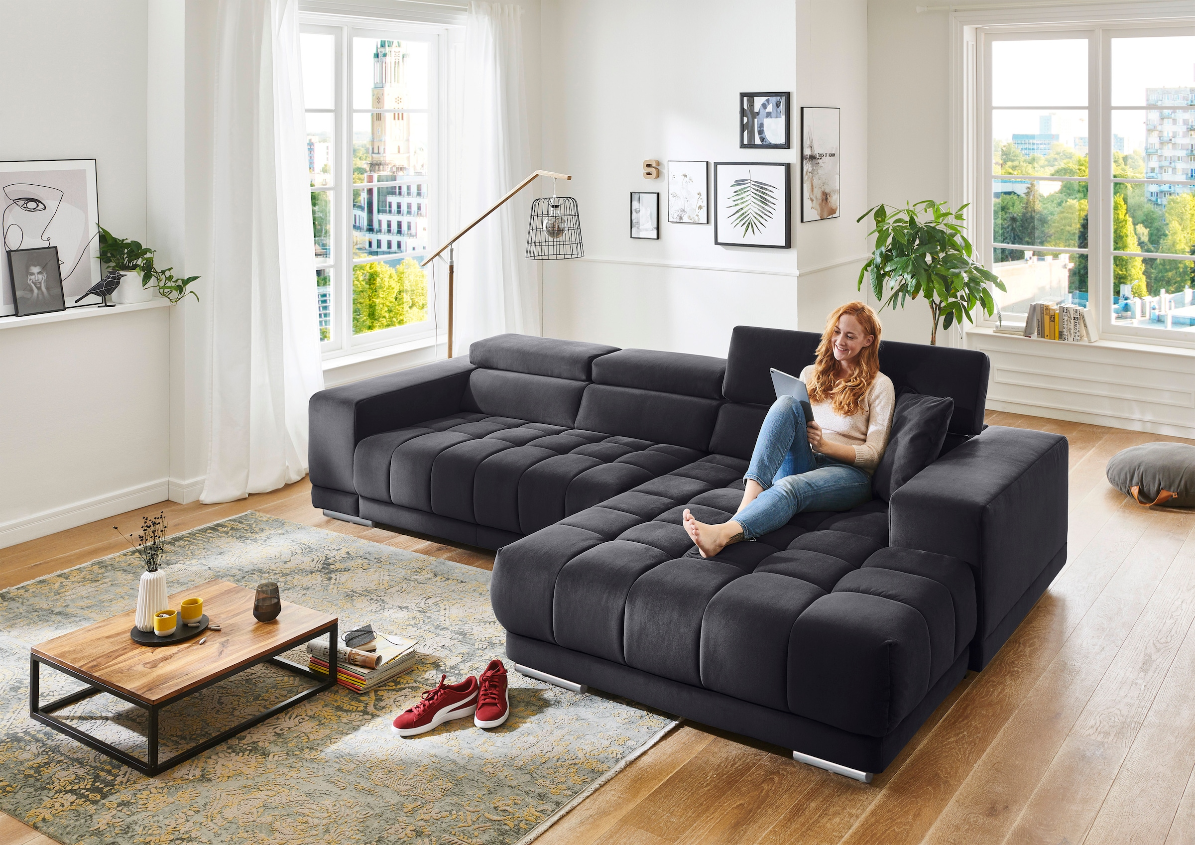 Die PlanBar Ecksofa "MP-IN15053 L-Form extra breiter Schenkel" wahlweise mit Kopfteilverstellung und manueller Vorziehbank