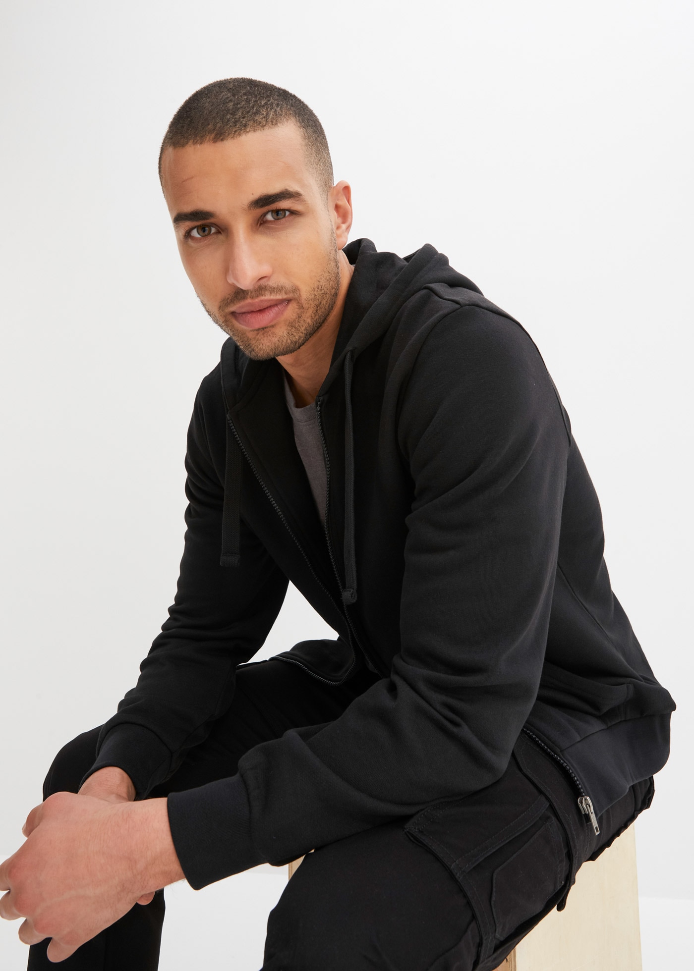bonprix Kapuzensweatjacke »Kapuzen-Sweatjacke mit Reißverschluss« mit Kapuze, mit Reißverschluss, mit Kängurutaschen, Regular Fit
