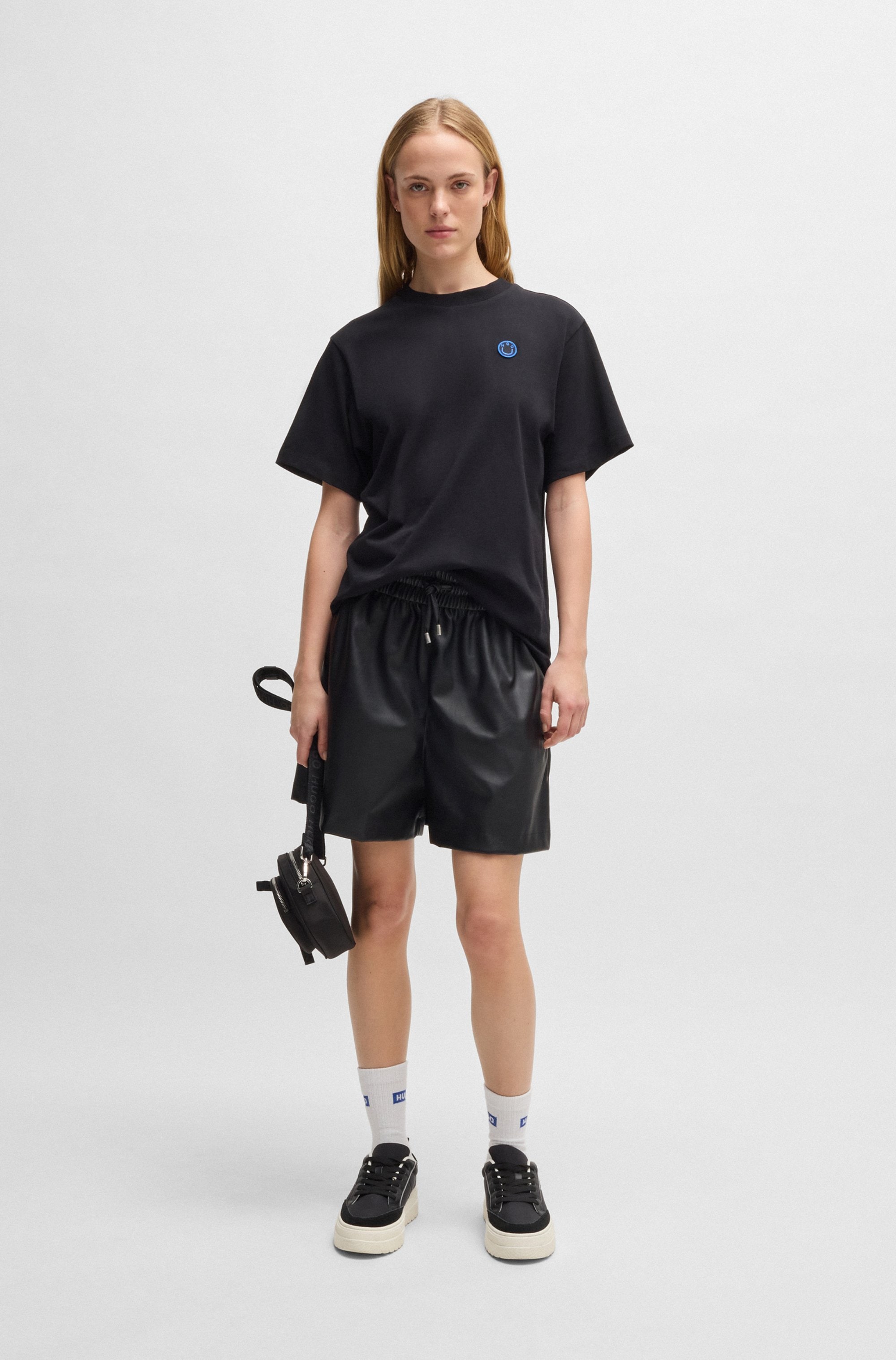 HUGO Blue Shorts »Henuka«, Lederimitat, mit Logostickerei