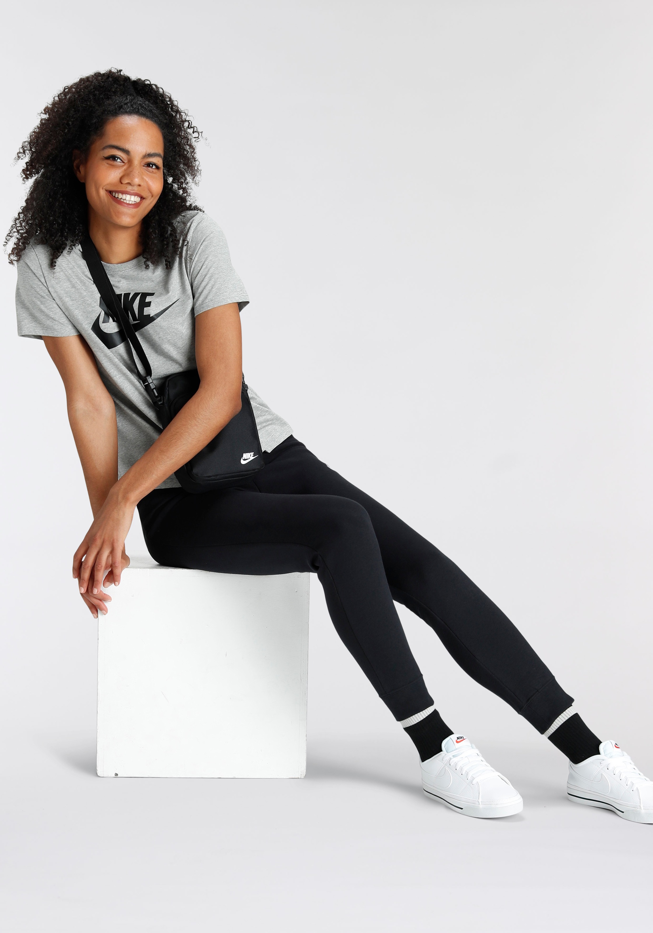 Nike Sportswear T-Shirt »Nike Sportswear Essentials Women's Logo T-Shirt« Basic Damen T-Shirt mit Logo