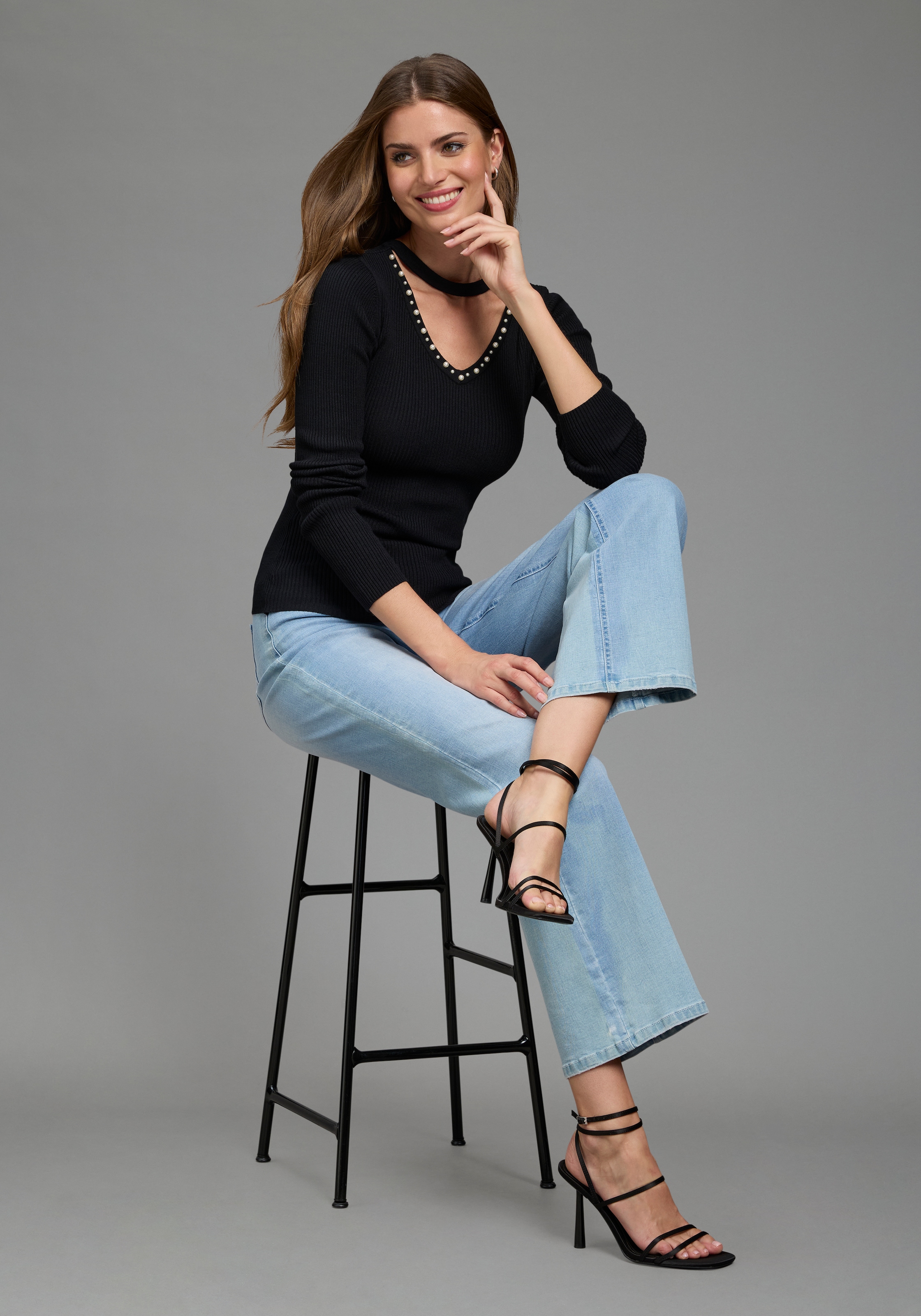 Laura Scott Strickpullover »mit tiefem V-Ausschnitt« mit Perlen-Details, aus angenehmer Viskosemischung