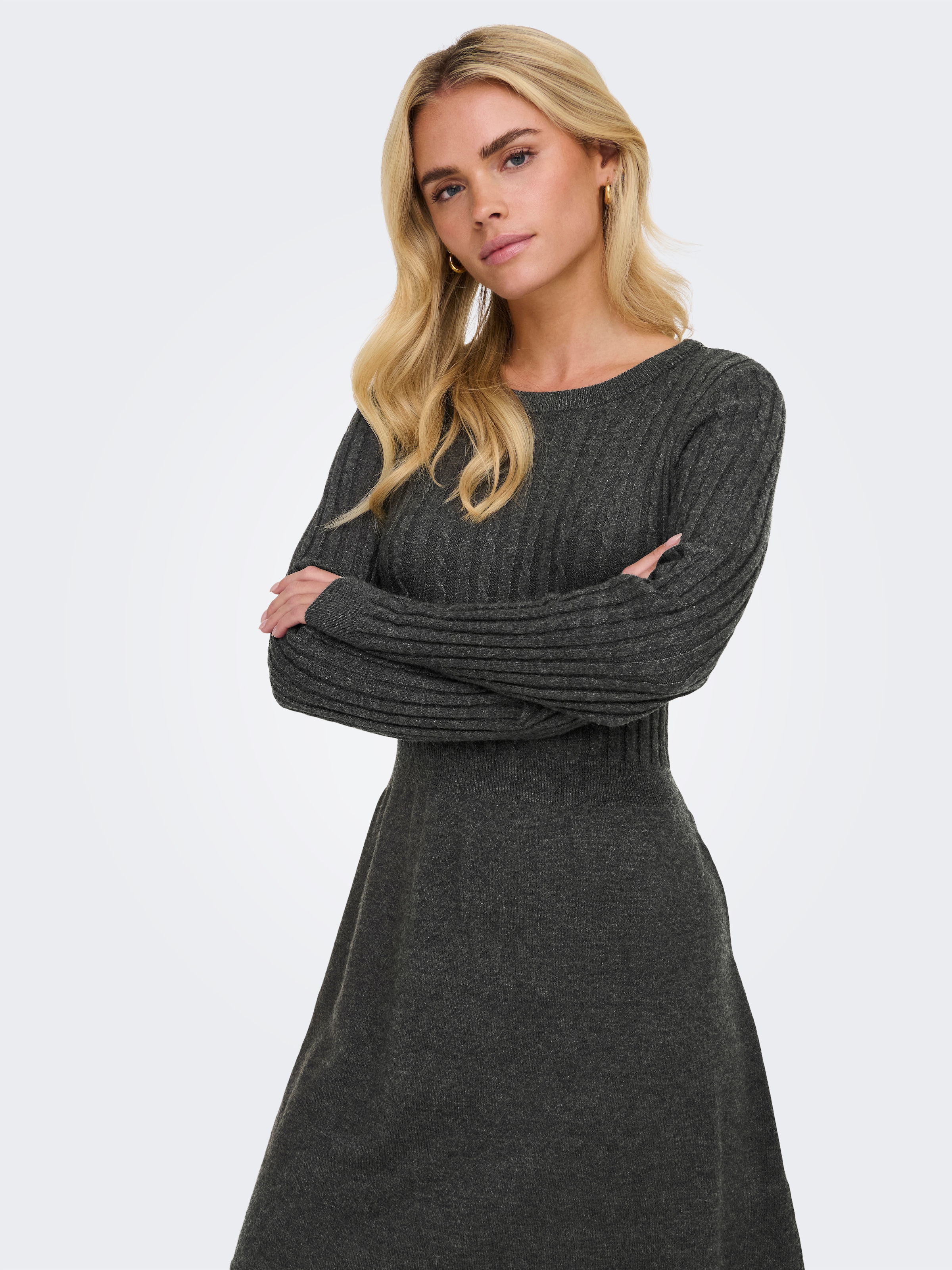 ONLY Strickkleid »ONLFIA LS CABLE DRESS KNT«, tailliert und mit dezentem Zopfstrickmuster im Oberteil