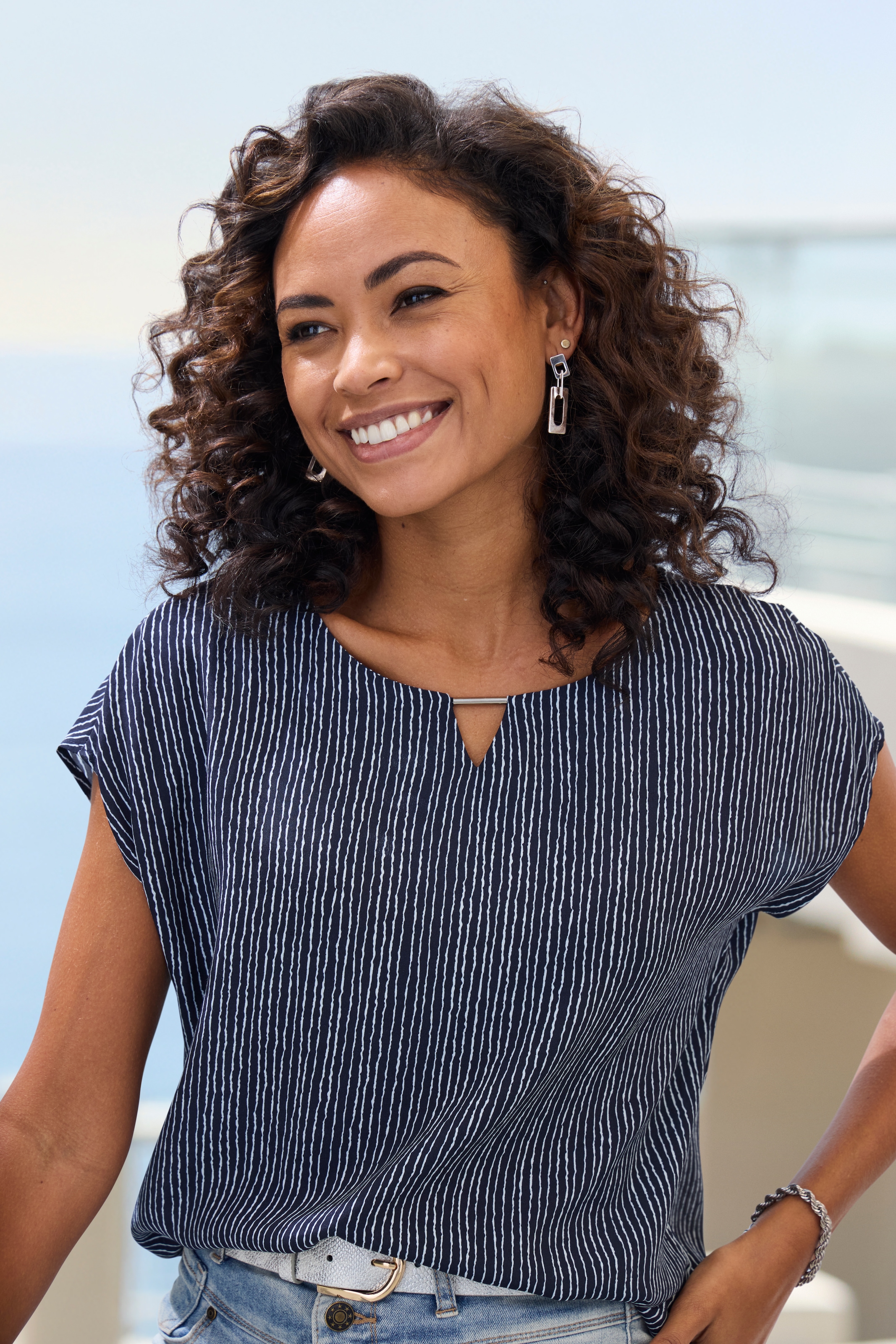 Vivance Kurzarmbluse mit Zierdetail am Ausschnitt, Druckbluse