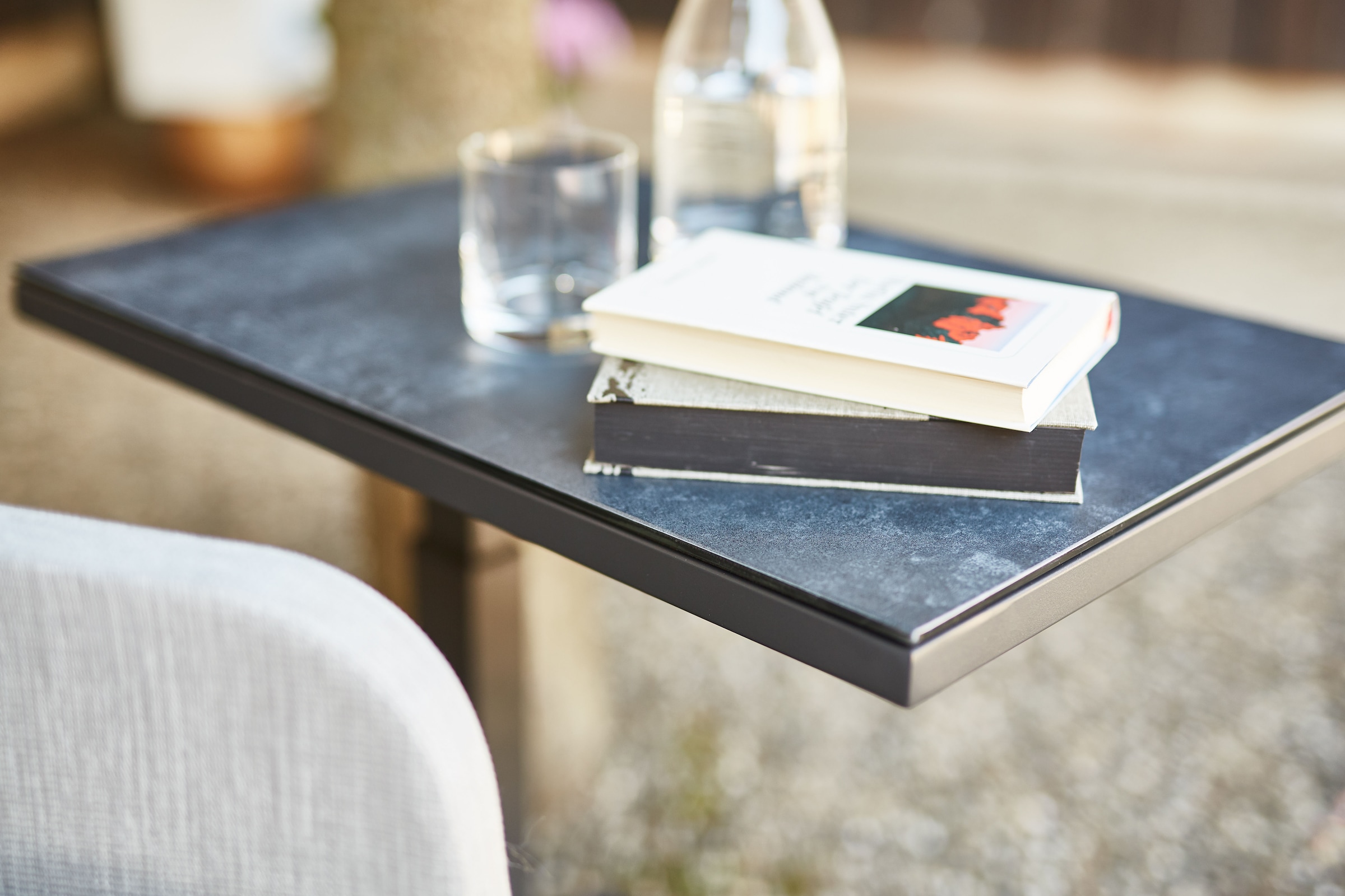 Siena Garden Gartentisch »TORENO Lift-Beistelltisch 60x40cm« Aluminiumgestell matt anthrazit, Tischplatte aus Glas in dark concrete