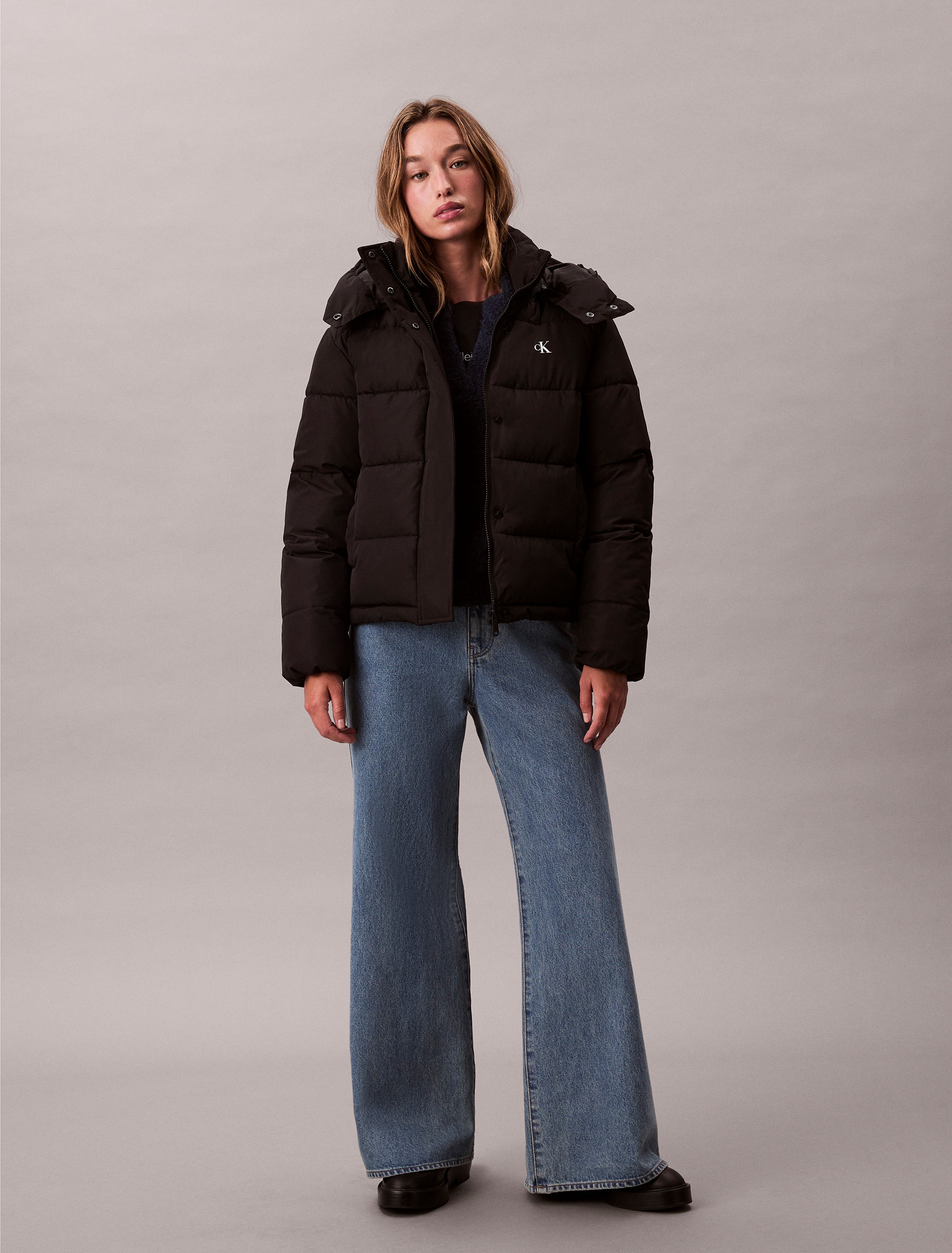 Calvin Klein Jeans Steppjacke »MATTE MONOLOGO MW SHORT PUFFER«, mit Kapuze, Mit Rundhalsausschnitt, regular fit