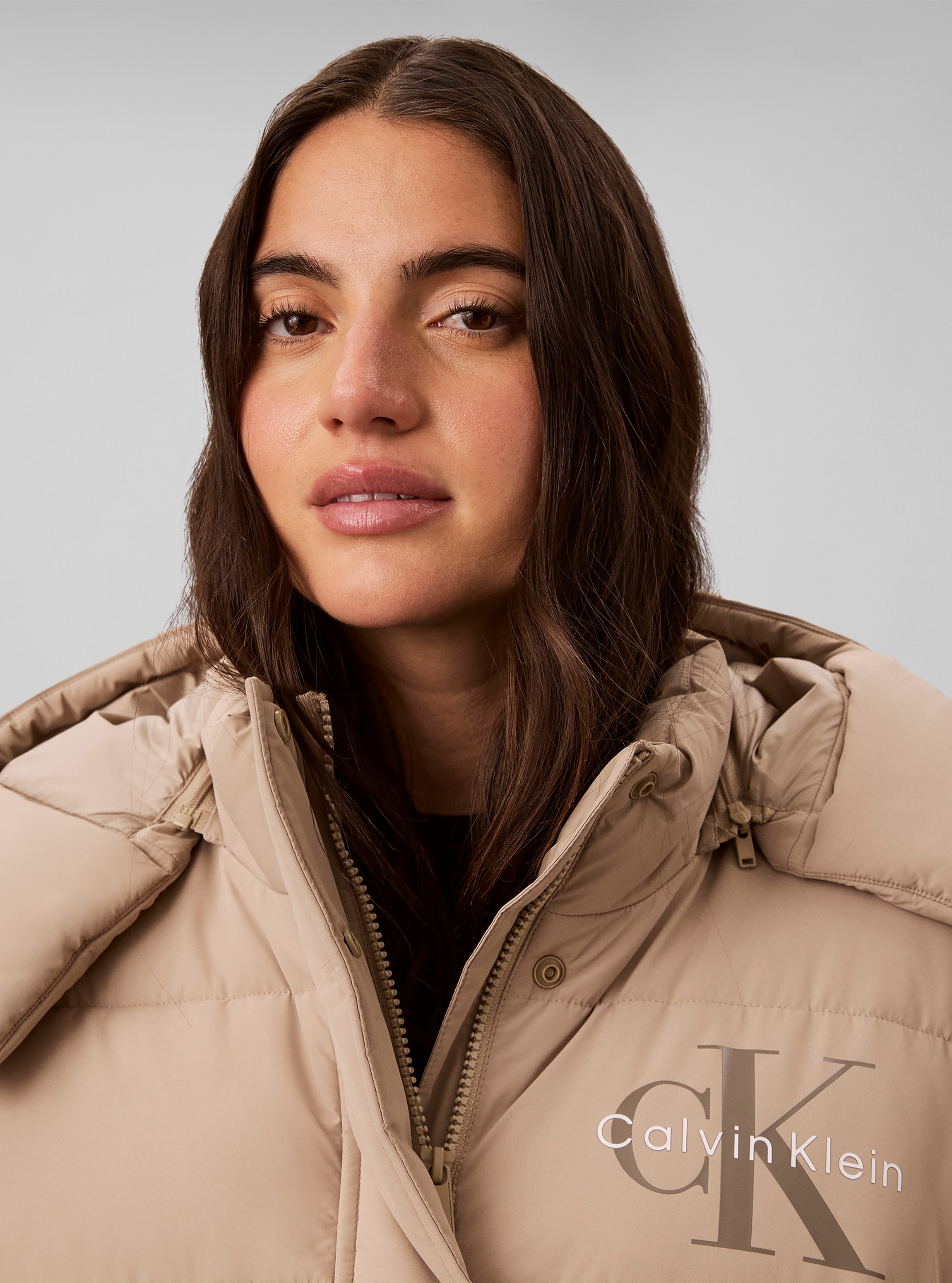 Calvin Klein Jeans Steppjacke »MATTE MONOLOGO SHORT PUFFER« mit Kapuze Mit Kapuze, Logoschriftzug