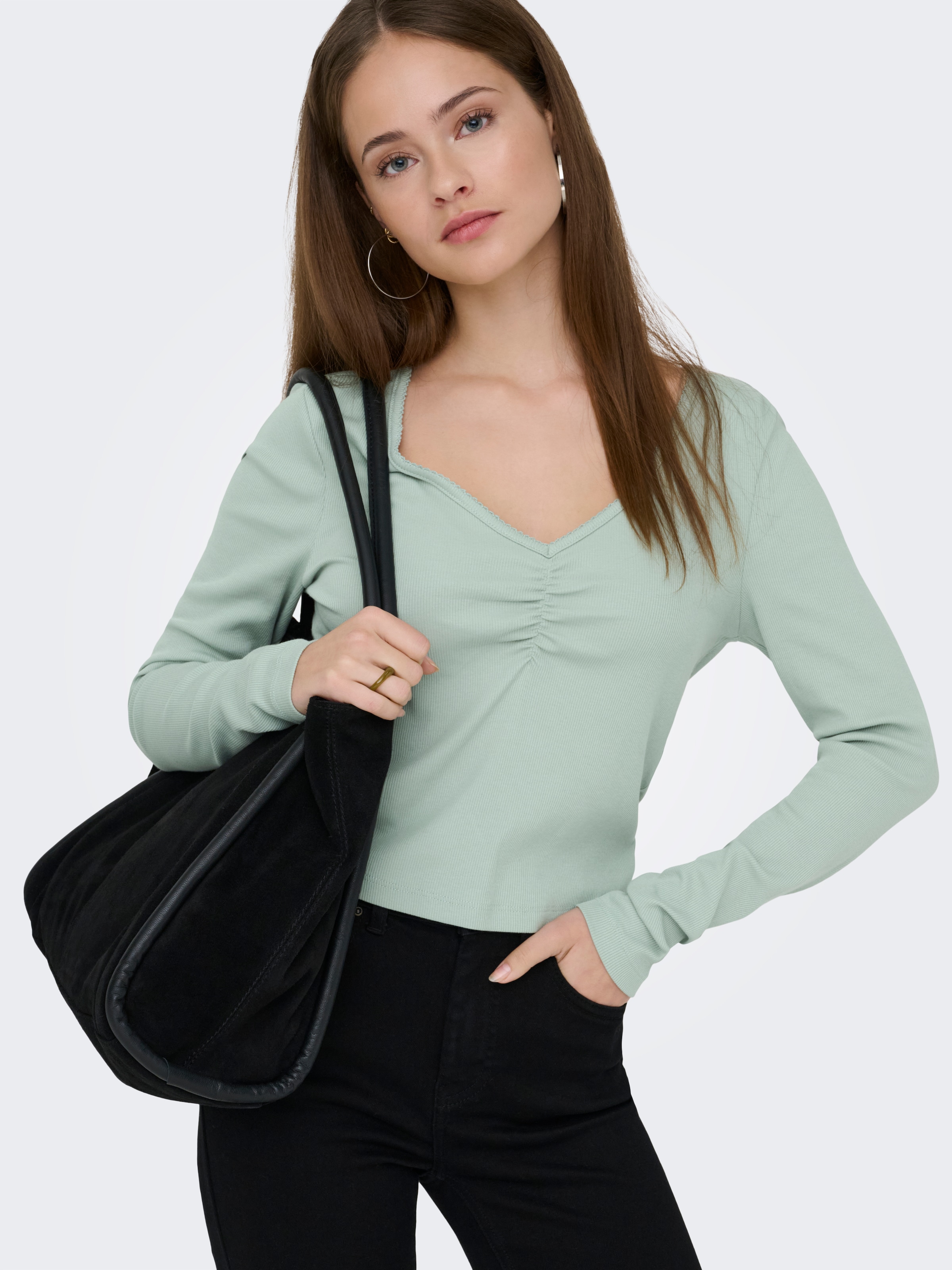 ONLY Langarmshirt »ONLBETTY LIFE L/S SCALLOP V-NECK CC JRS« mit Raffung am Ausschnitt