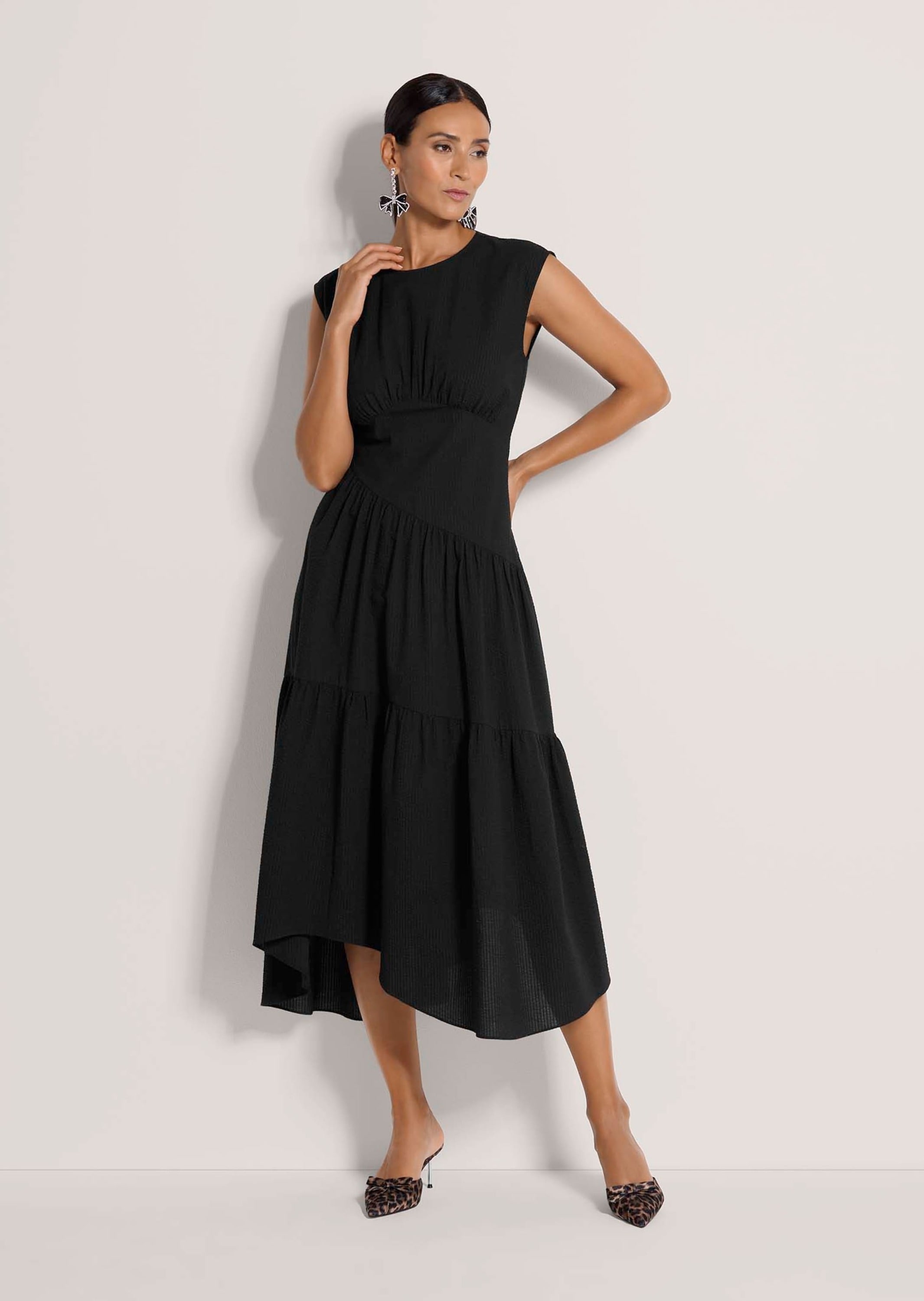 MADELEINE Midikleid »Midikleid Baumwollkleid mit Stufenrock« Kleid mit asymetrischen Stufenrock und modernen Teilungsnähten