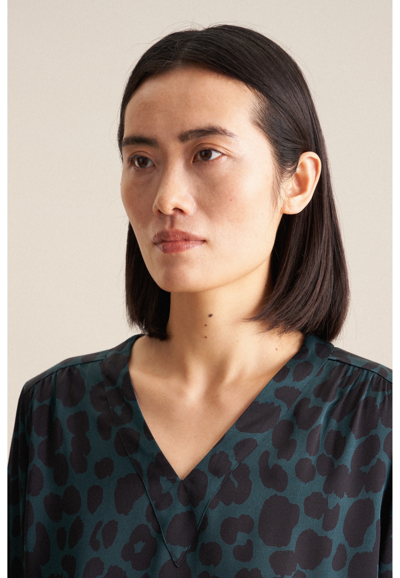 Thumbnail - seidensticker Shirtbluse "Schwarze Rose" Langarm V-Neck Druck